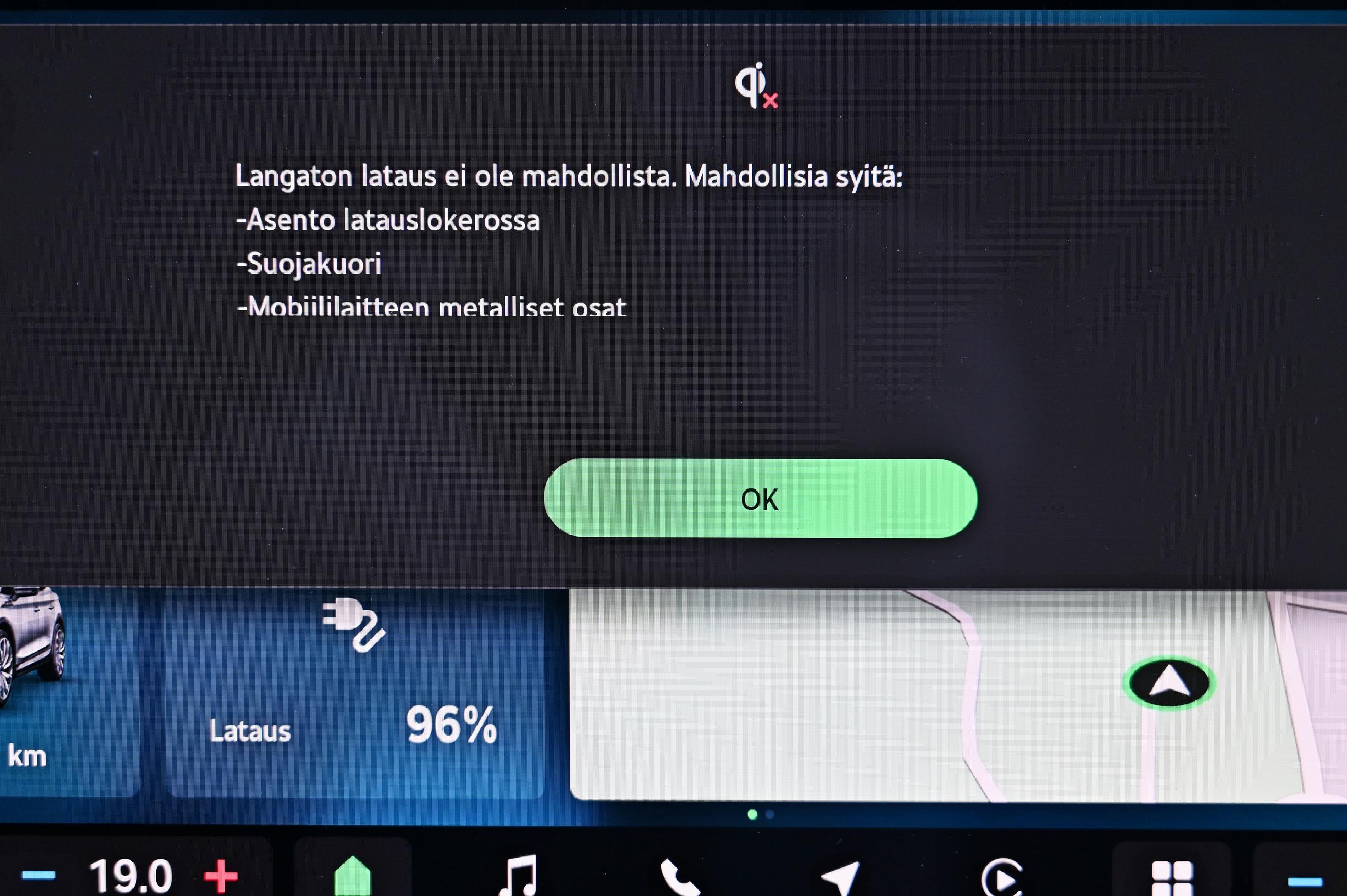 Skoda Elroq 85 Stylen kännykän langaton lataus takertelee paksumman kuoren läpi, ja herja toistuu näytöllä aina uudelleen.