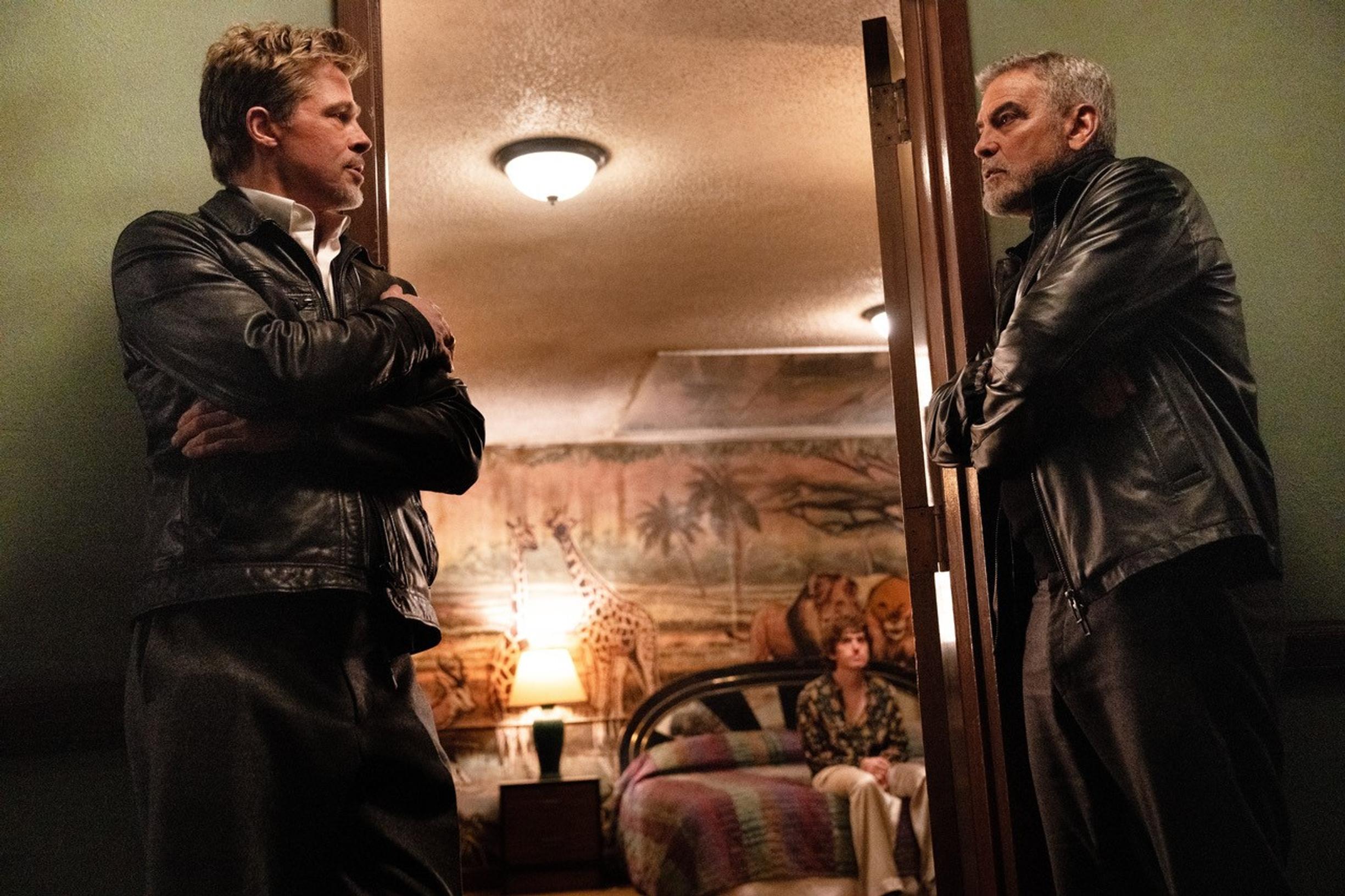 Brad Pitt ja George Clooney ratkovat ongelmia elokuvassa Wolfs.