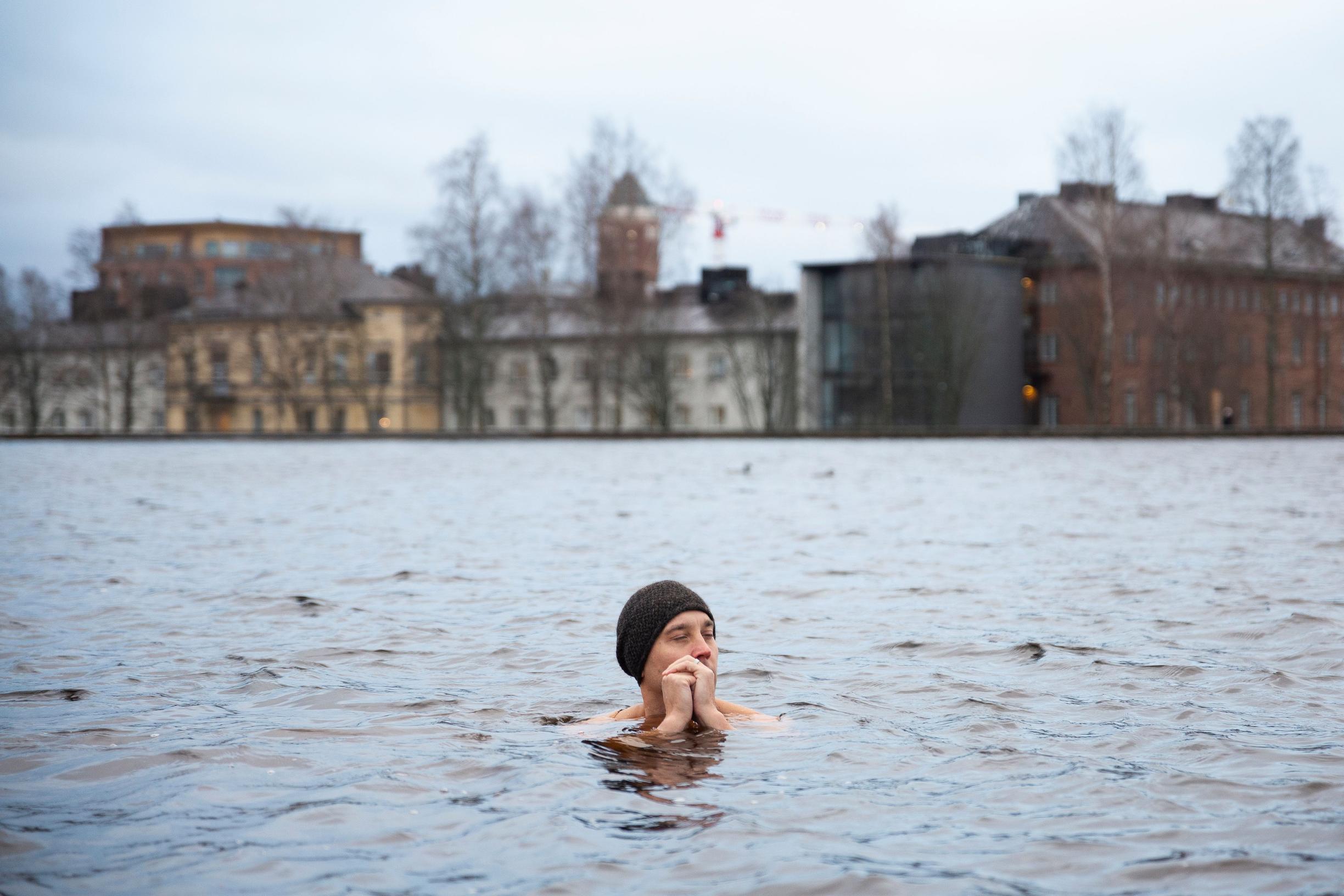 Heikki Hallanoro käy talviuimassa kotinsa lähellä Oulussa.