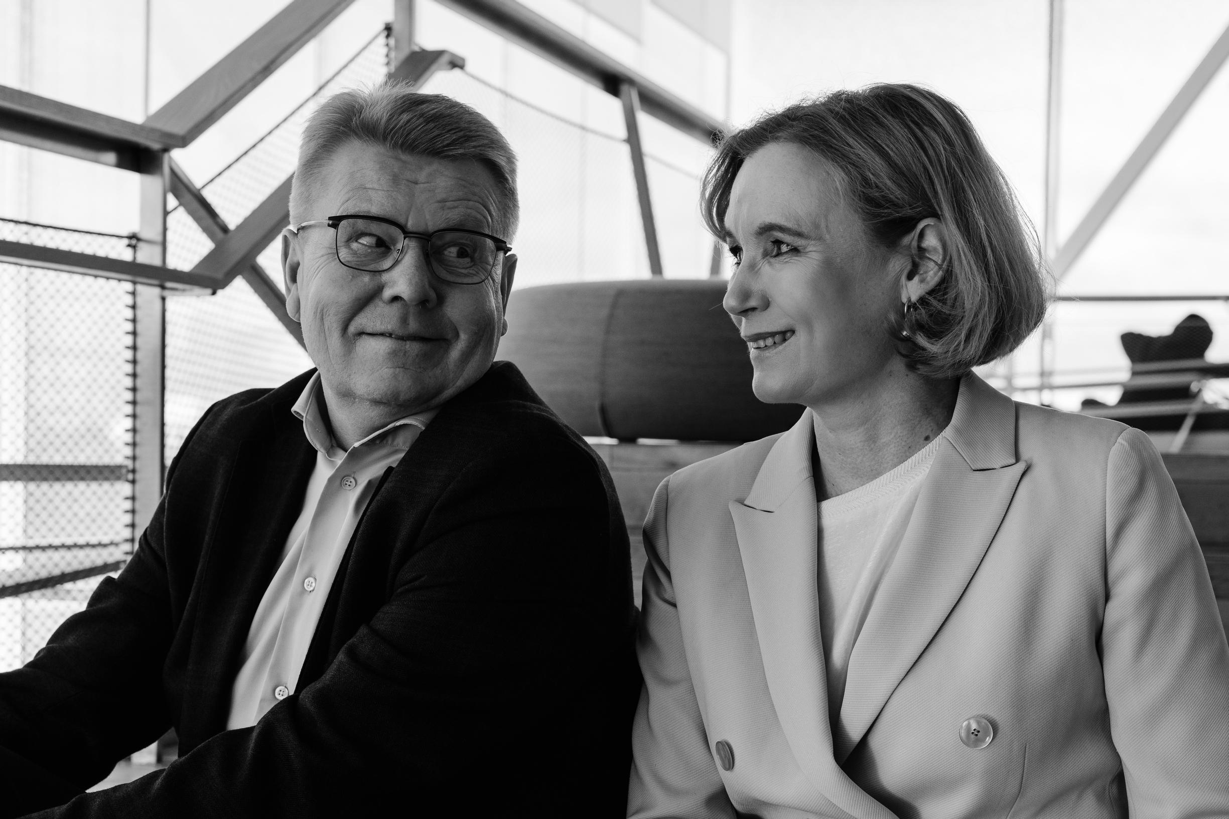 Jyri Häkämies ja Mari Pantsar katsovat toisiinsa.