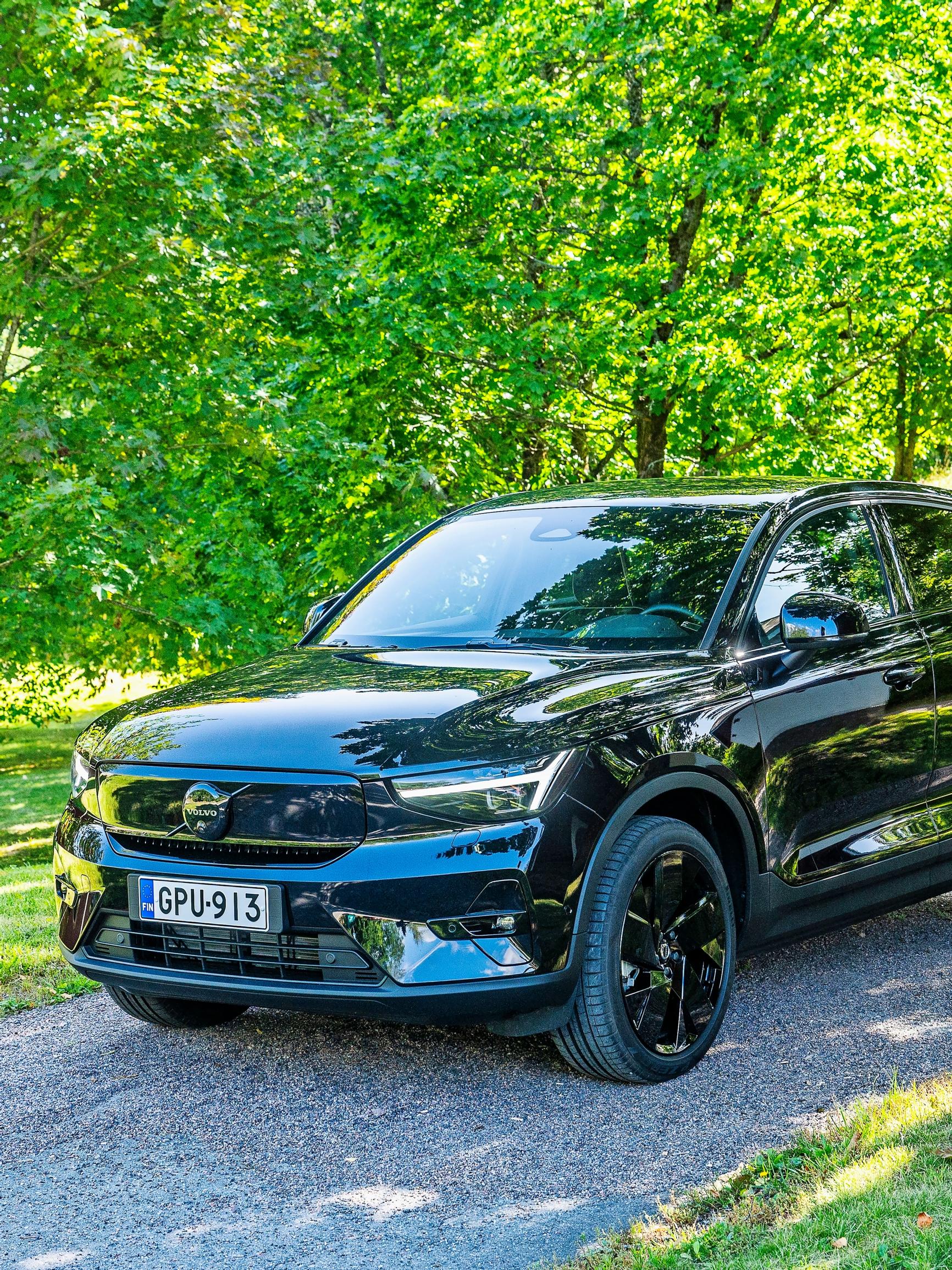 Volvo EC40 ja kaksi sähkömoottoria – Eipähän tarvitse olla jonontukkeena, mutta onko hinta silti yläkanttiin?