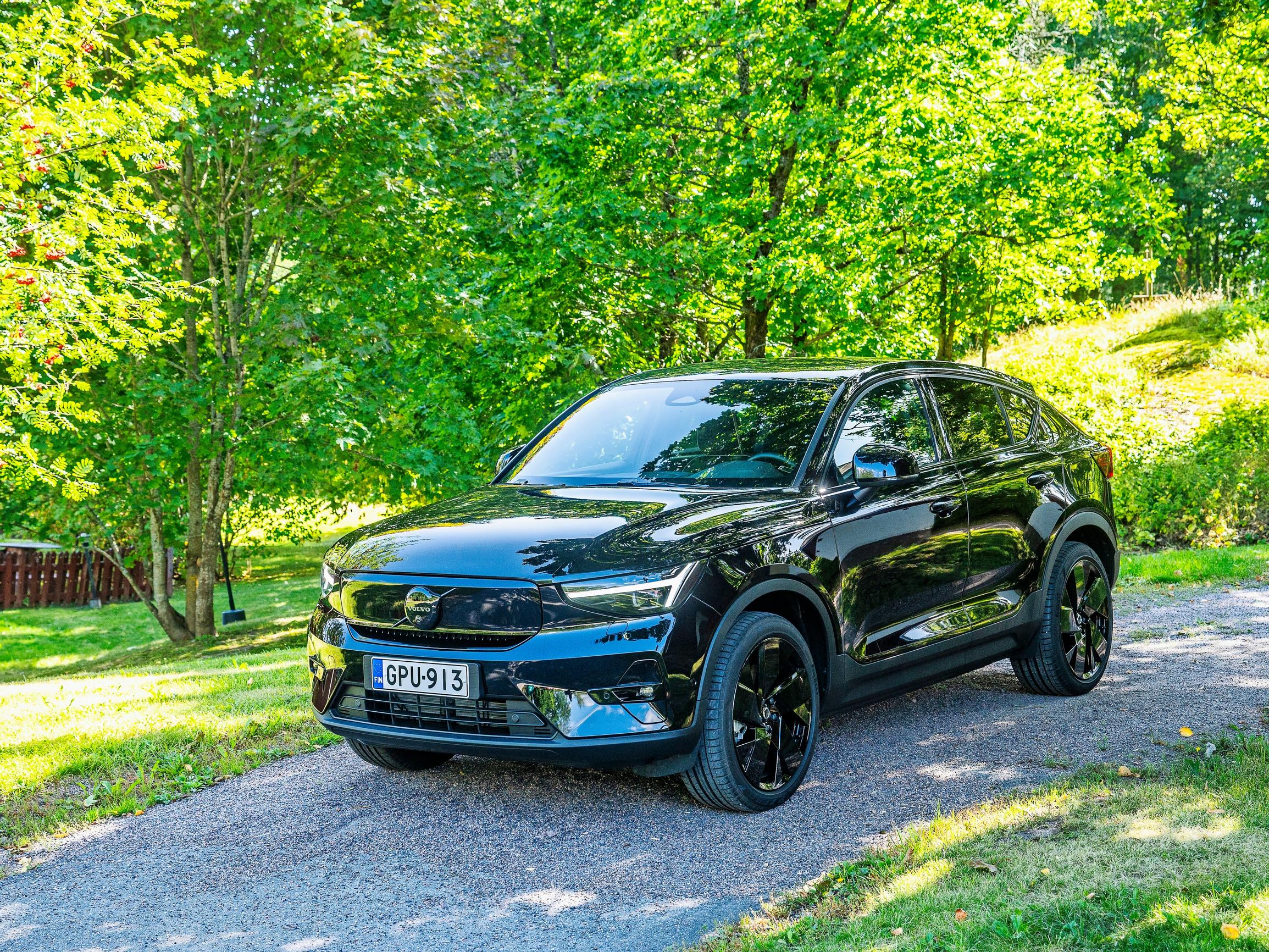 Volvo EC40 ja kaksi sähkömoottoria – Eipähän tarvitse olla jonontukkeena, mutta onko hinta silti yläkanttiin?