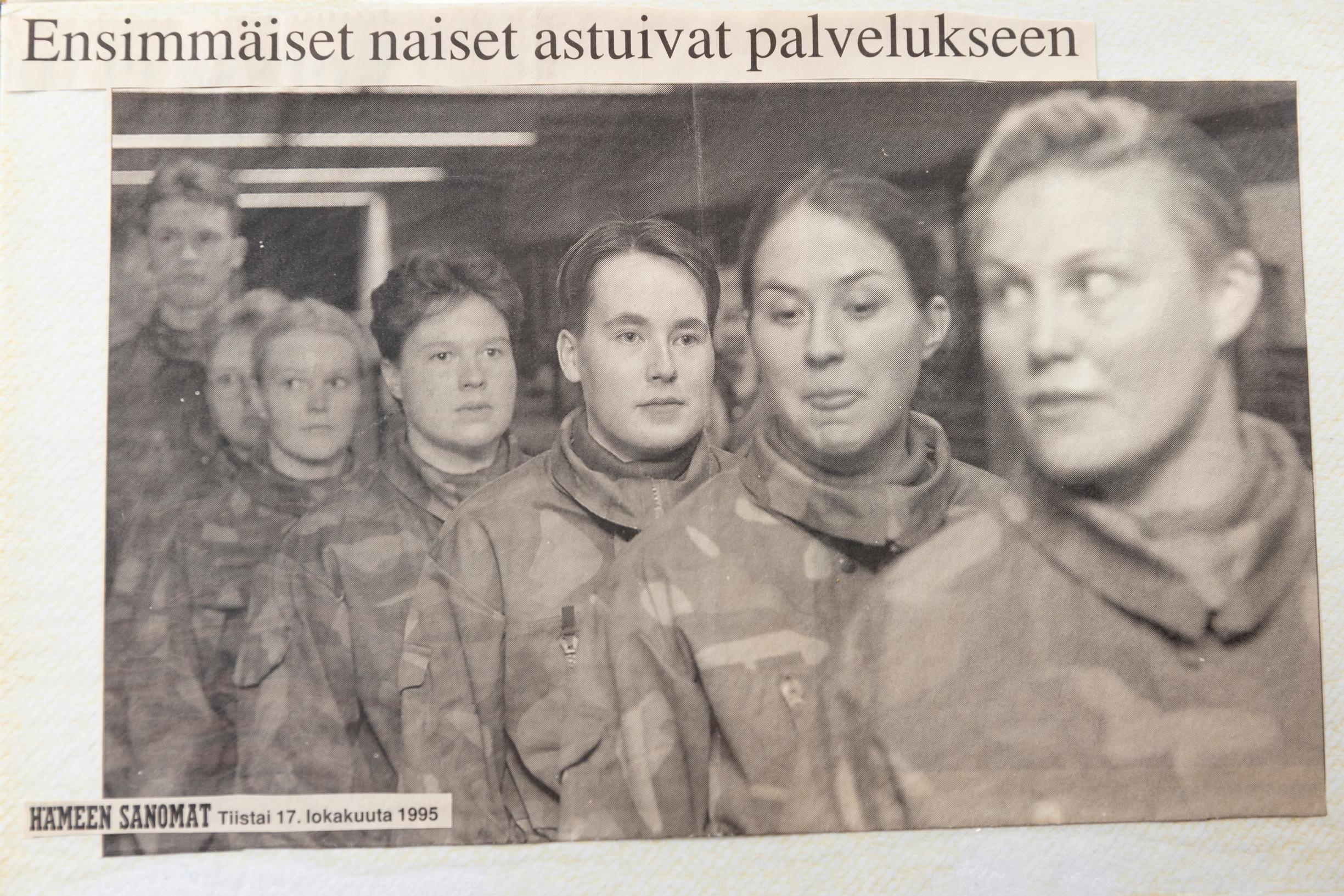 Ensimmäiset naiset asepalveluksessa. Helena Valtosella on tallessa armeija-ajan kuva ja lehtileikkeitä ”ensimmäisistä naisista”.