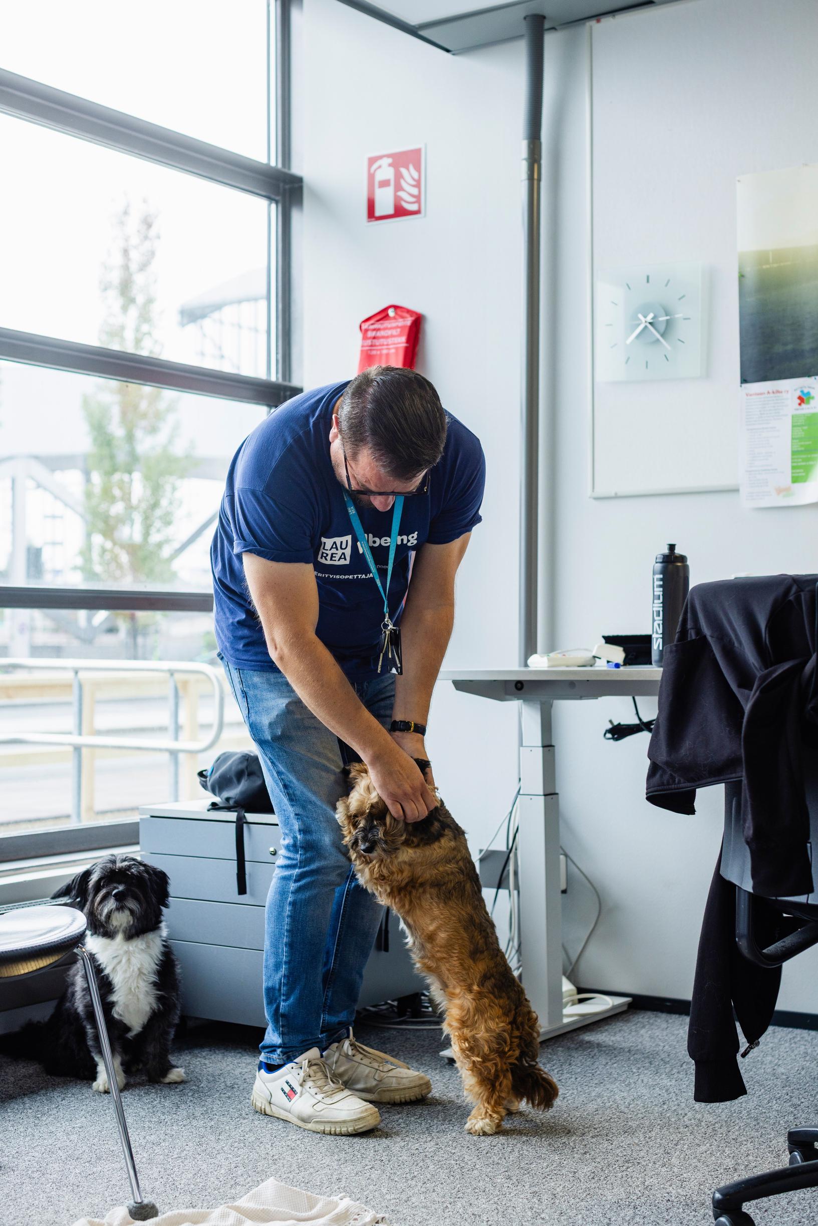 Korkeakoulussa erityisopettaja on myös mielen rauhoittaja. Marko Kallionpää kertoo opiskelijoille, että he oppivat kyllä, hän on heidän puolellaan.