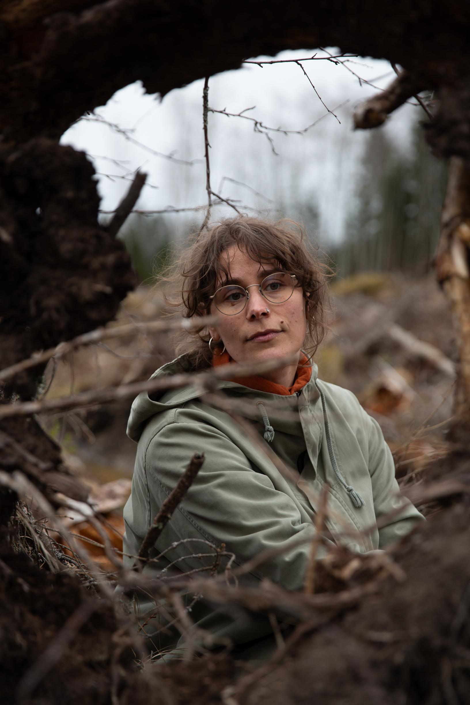 Jenna Johanssonin mökin metsästä on jäljellä enää aukko ja runneltuja kantoja.