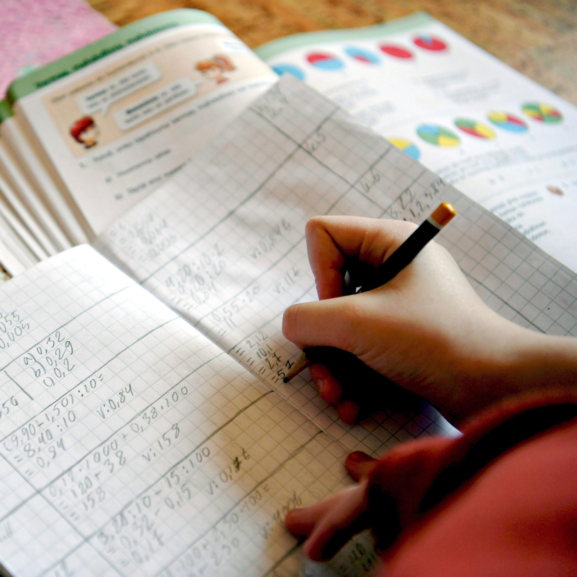 THL: Tytöt arvioivat jo koulun alussa olevansa heikompia matematiikassa kuin pojat – taidoissa ei ole havaittu eroja