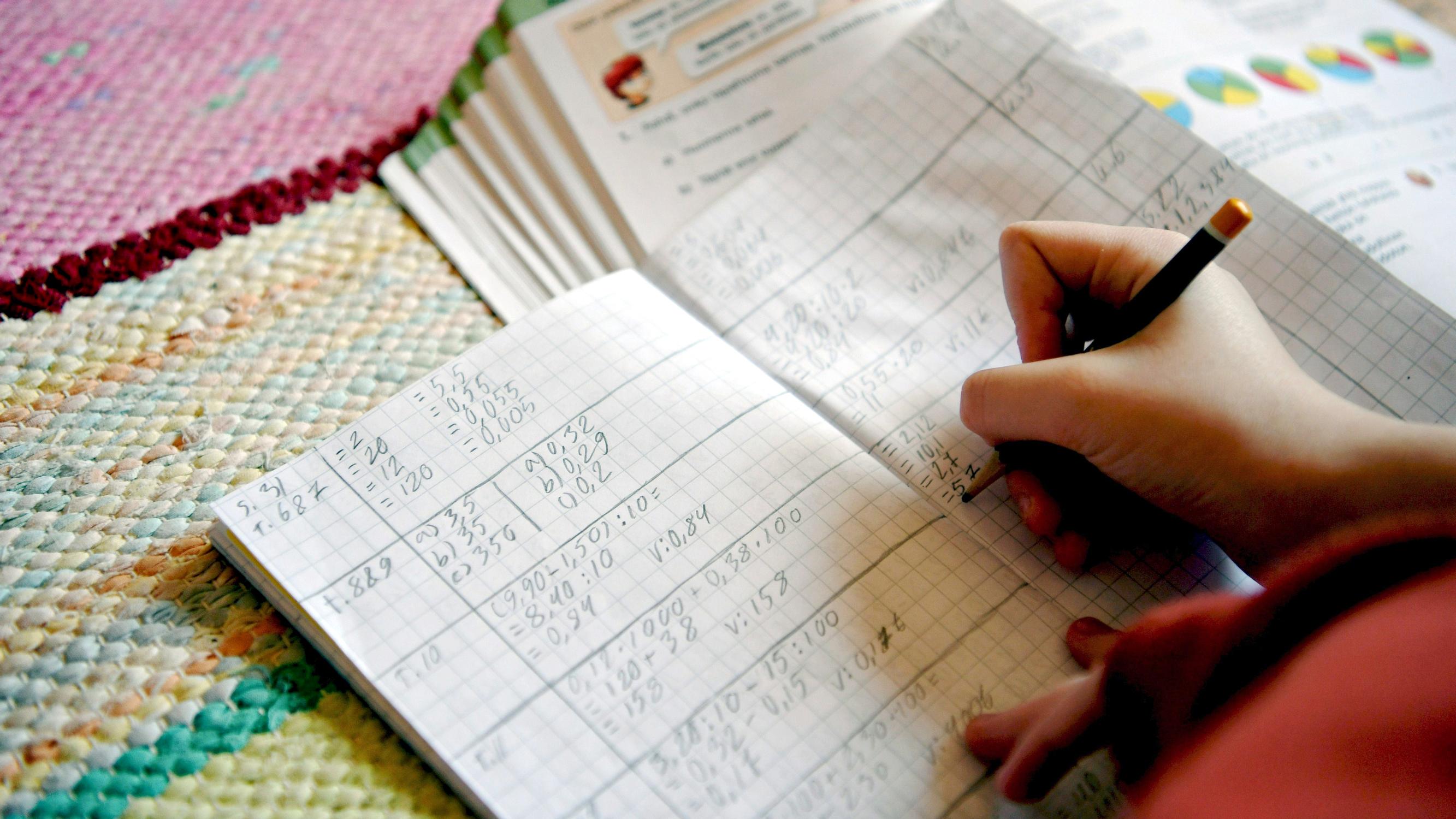 THL: Tytöt arvioivat jo koulun alussa olevansa heikompia matematiikassa kuin pojat – taidoissa ei ole havaittu eroja