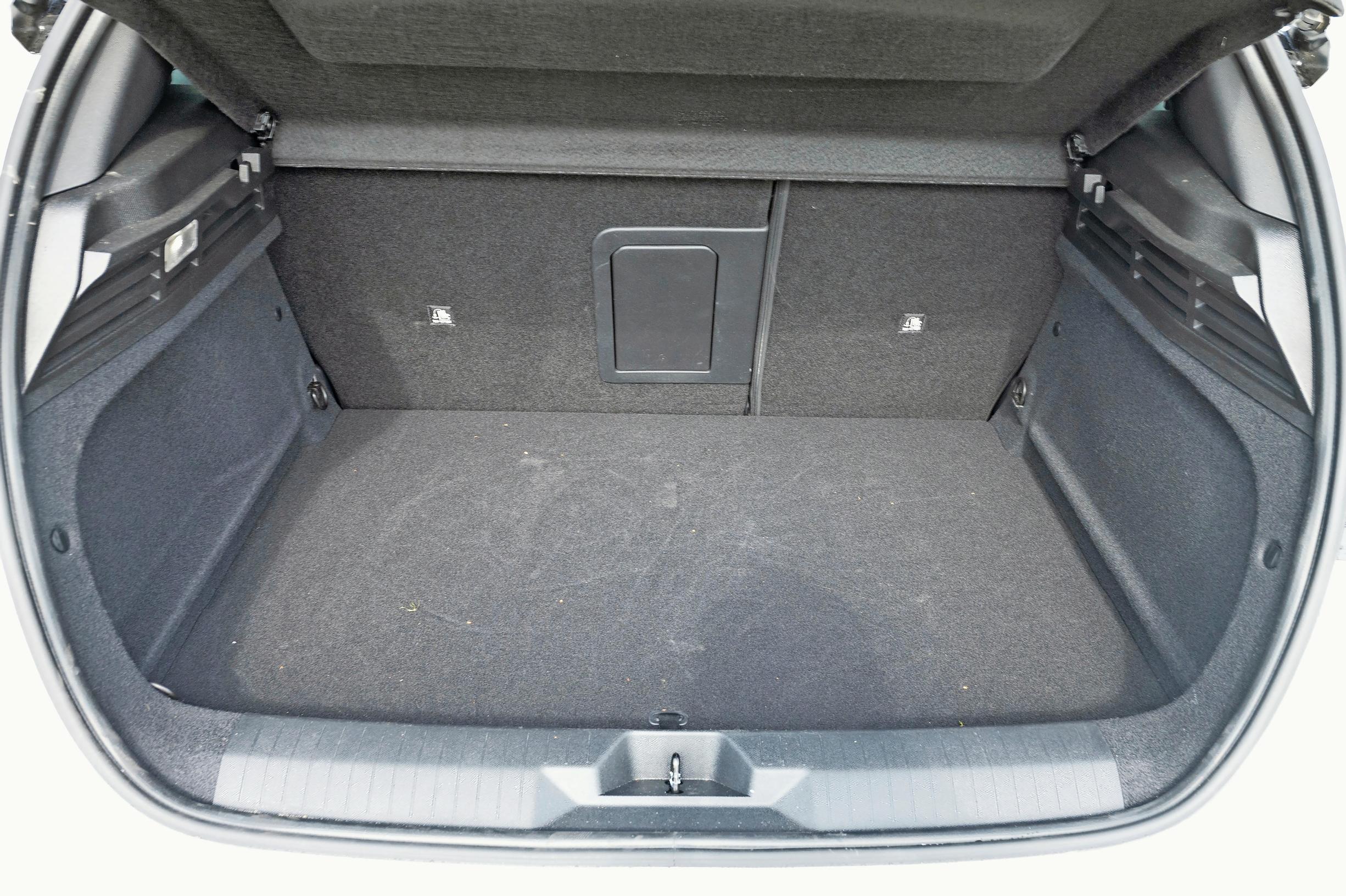 Opel Astra GSe -lataushybridin tavaratila on varsin pieni, muodoltaan toki selkeä.