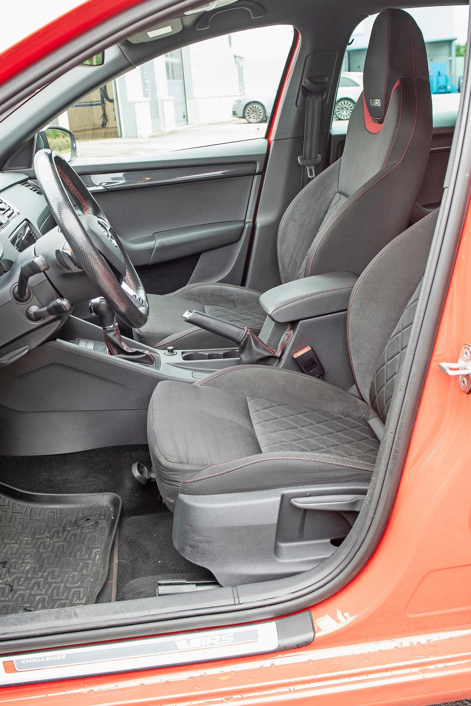 Skoda Octavian RS-mallin etuistuimet ovat todella muhkeat.
