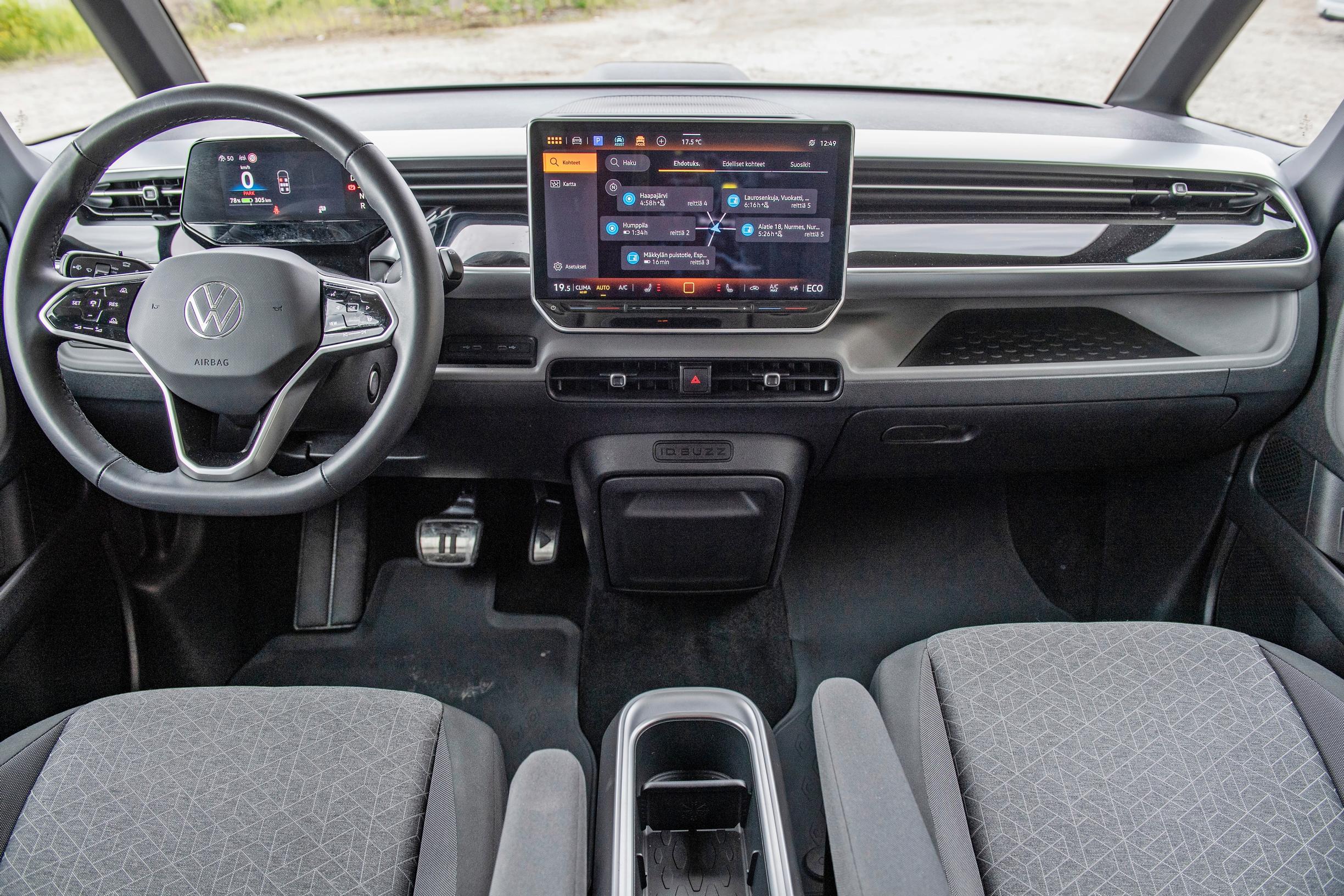 Volkswagen ID. Buzz Pro Businessin kojelaudan keskinäyttö on niin iso, että sitä voisi kutsua telkkariksi.
