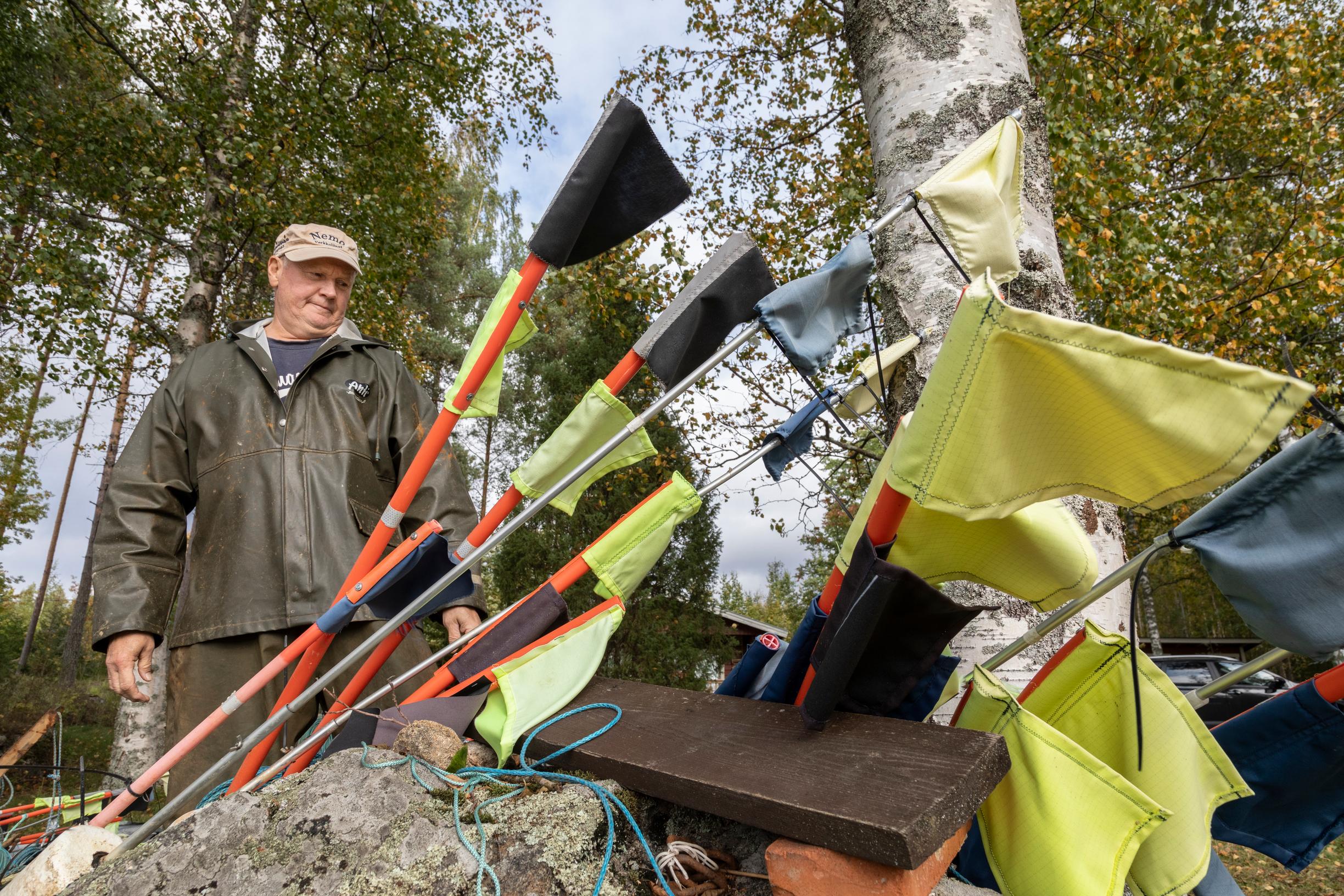 Juha Taskinen esittelee rysien merkkejä. Enimmillään Taskisella on ollut pyynnissä kerralla yli tusina rysää.