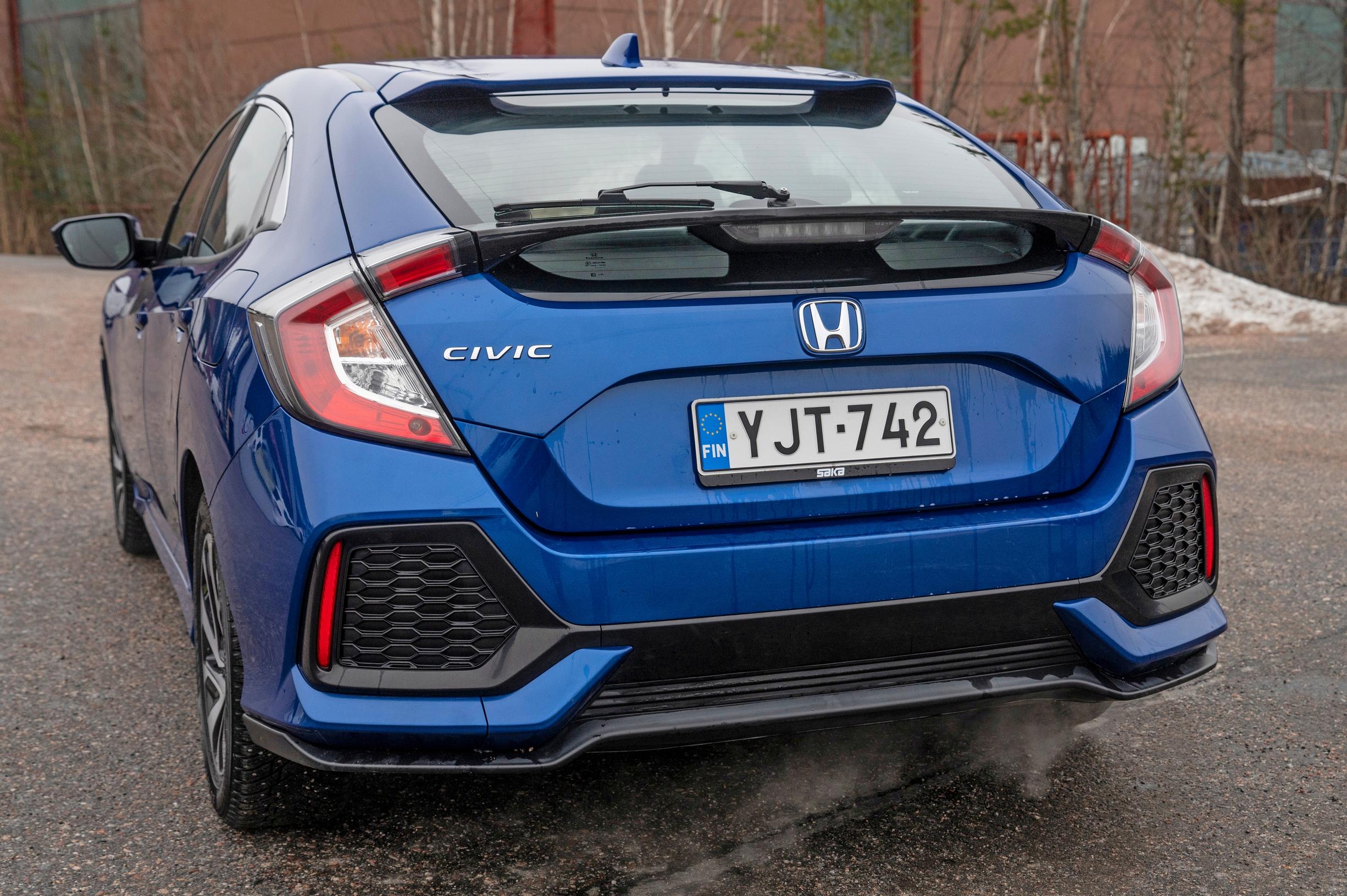 Käytetty Honda Civic näyttää vähän sedanilta, mutta kori on kuitenkin viisiovinen.