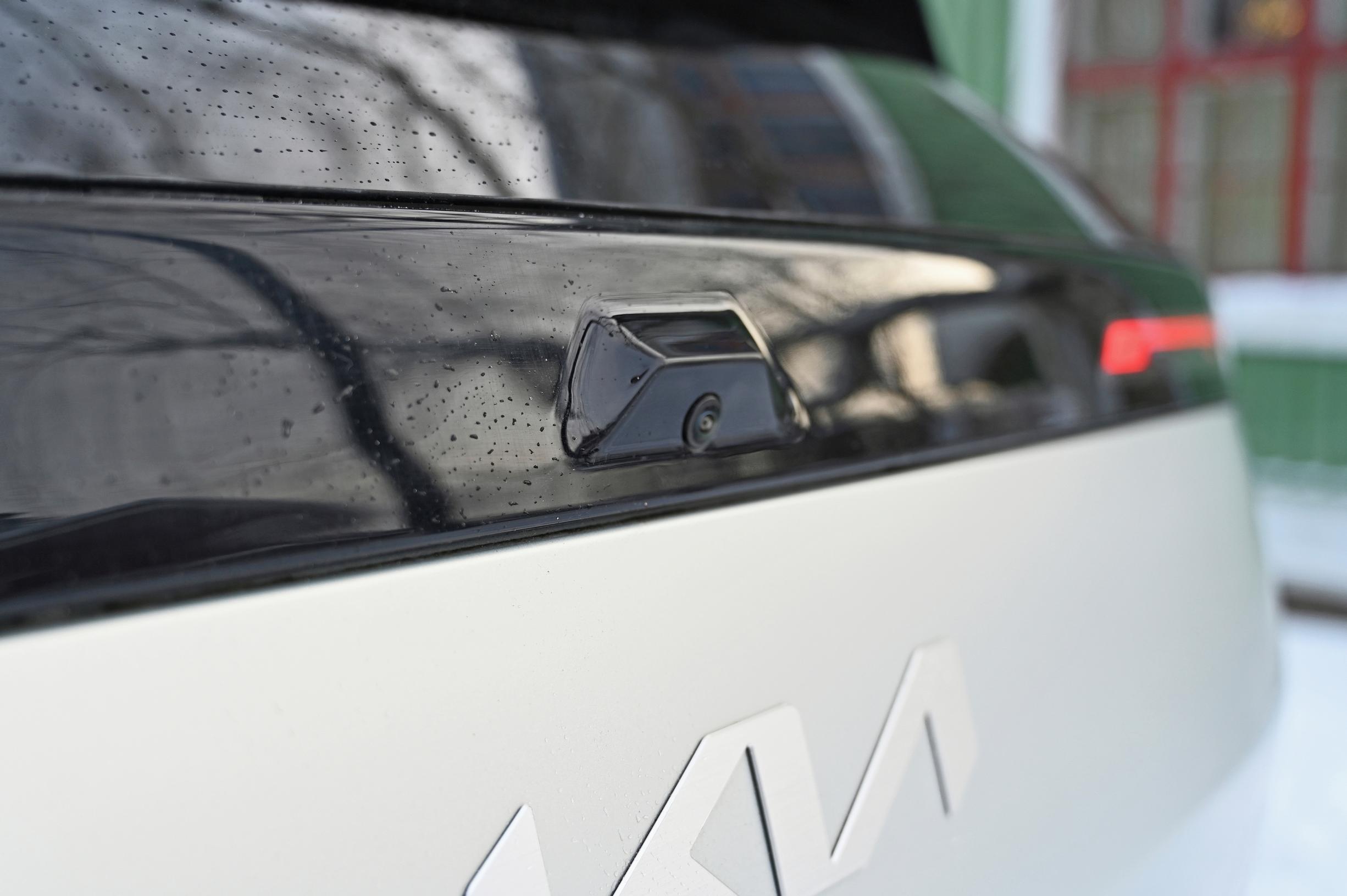 Kia EV3:n takakameran linssi on suojaamaton ja likaantuu helposti. Silloin kamerasta ei ole juurikaan hyötyä.