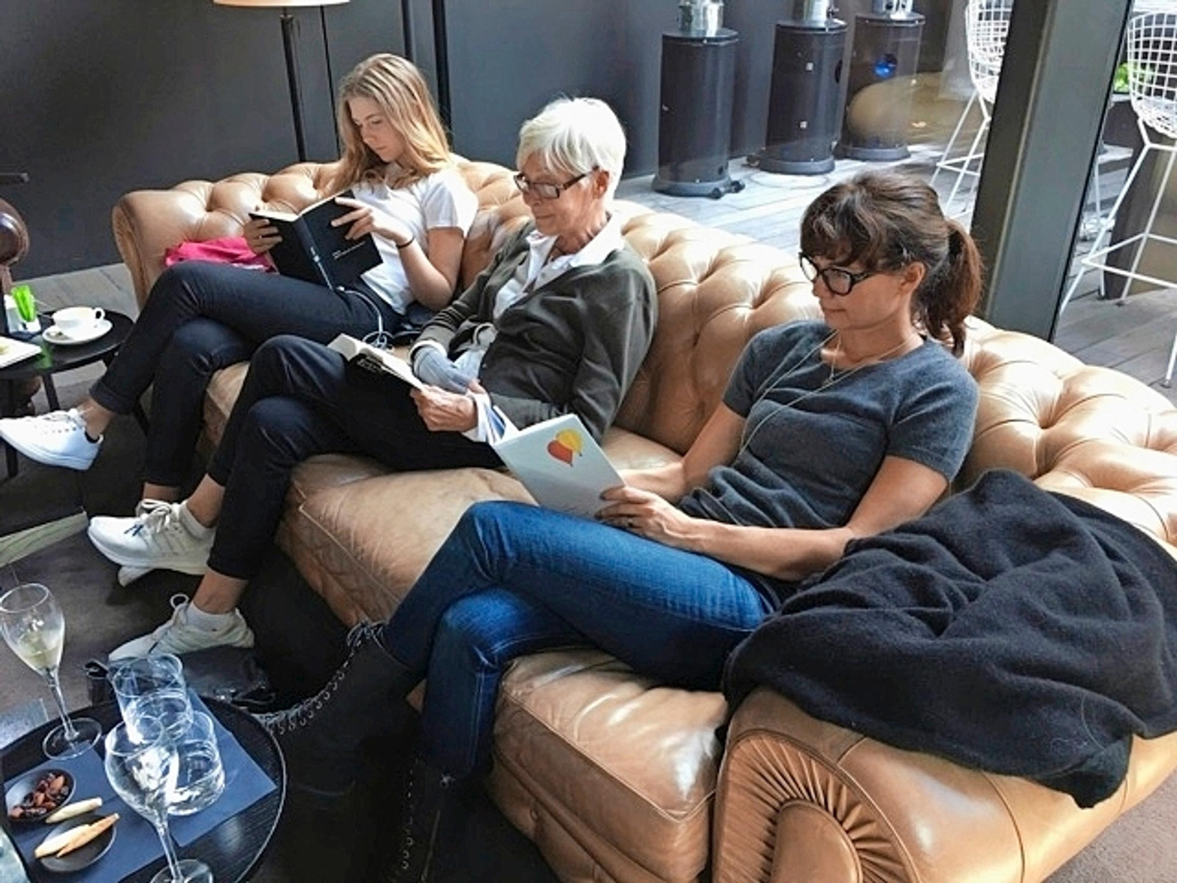 Kolme sukupolvea eli Kirsin tytär Siiri Piha ja äiti Helena Palaskari sekä Kirsi syventymässä kirjoihin viikonloppumatkalla Amsterdamissa.