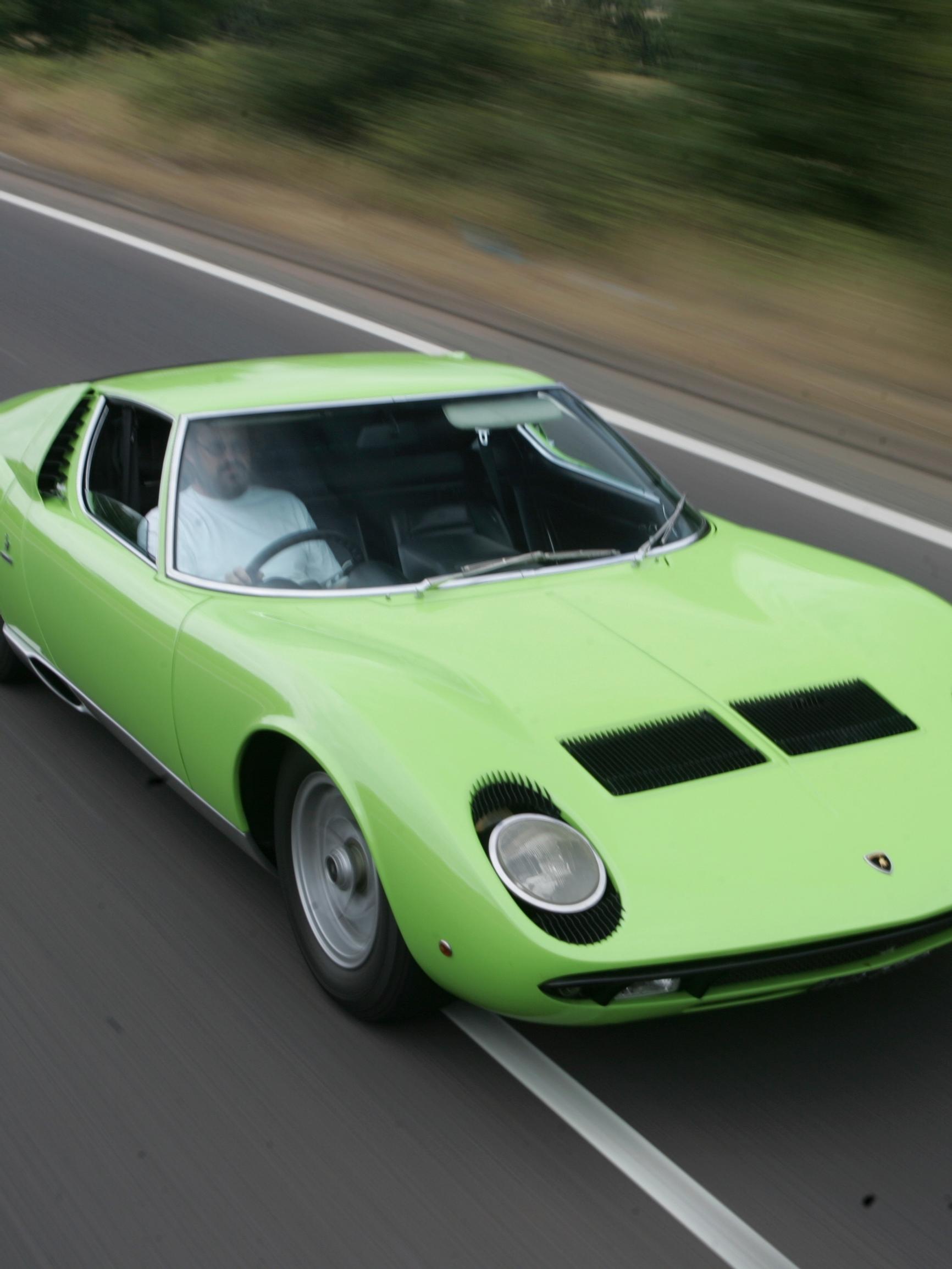 Superautot upeissa kuvissa: 10 x urheiluautojen aatelia kautta aikojen Ferrarista Lamborghiniin