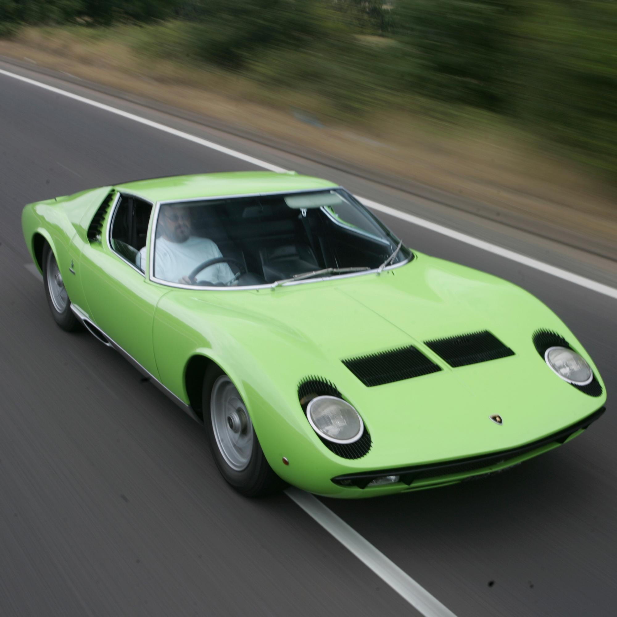 Superautot upeissa kuvissa: 10 x urheiluautojen aatelia kautta aikojen Ferrarista Lamborghiniin
