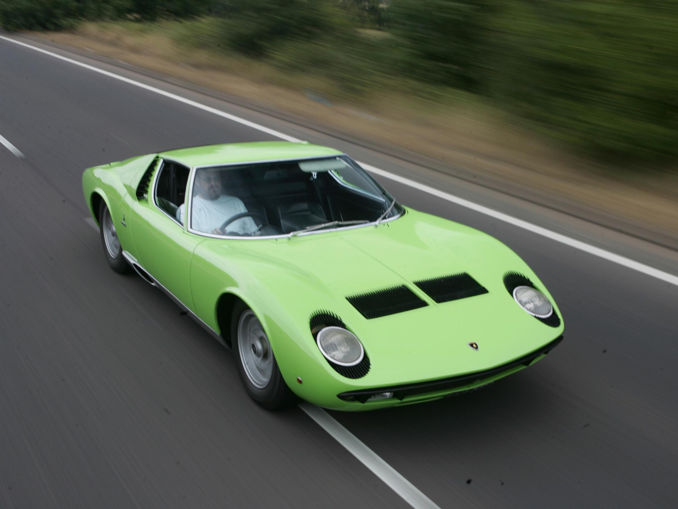 Superautot upeissa kuvissa: 10 x urheiluautojen aatelia kautta aikojen Ferrarista Lamborghiniin