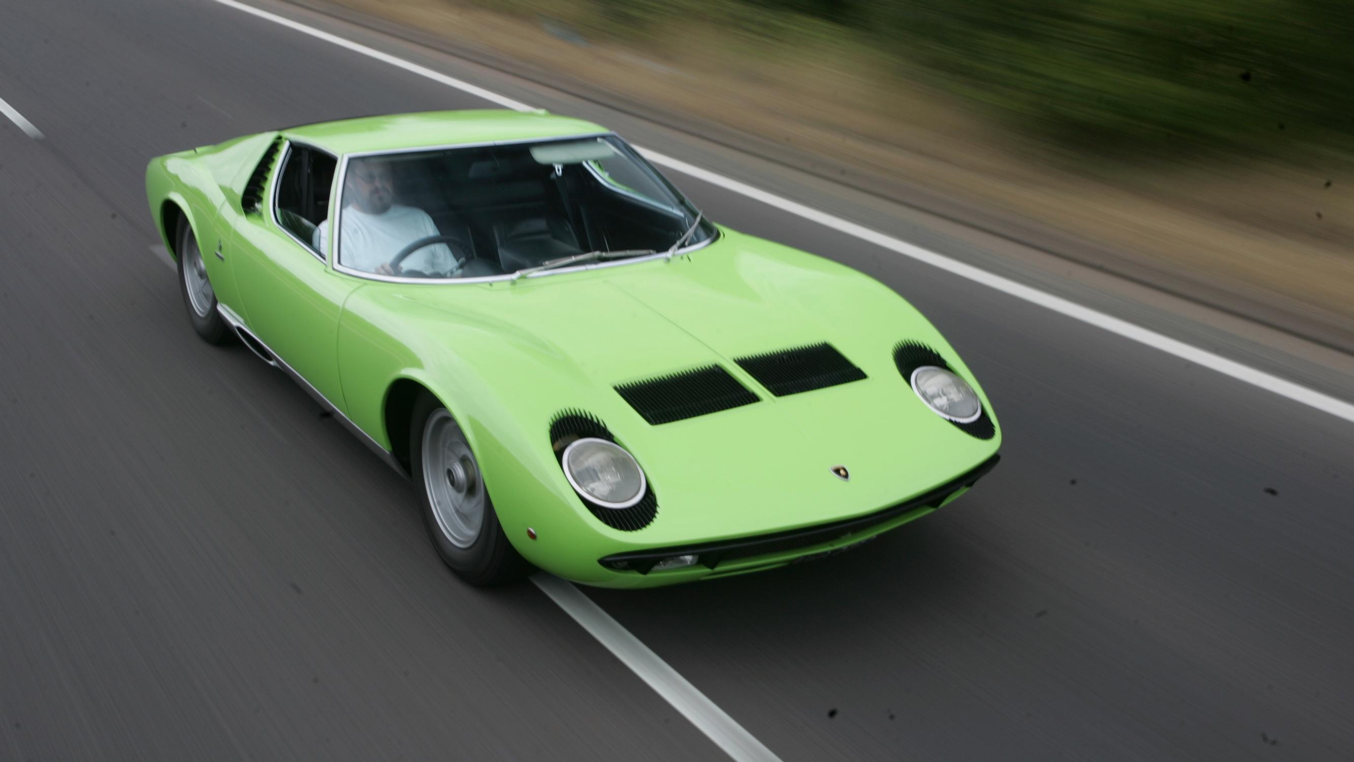 Superautot upeissa kuvissa: 10 x urheiluautojen aatelia kautta aikojen Ferrarista Lamborghiniin