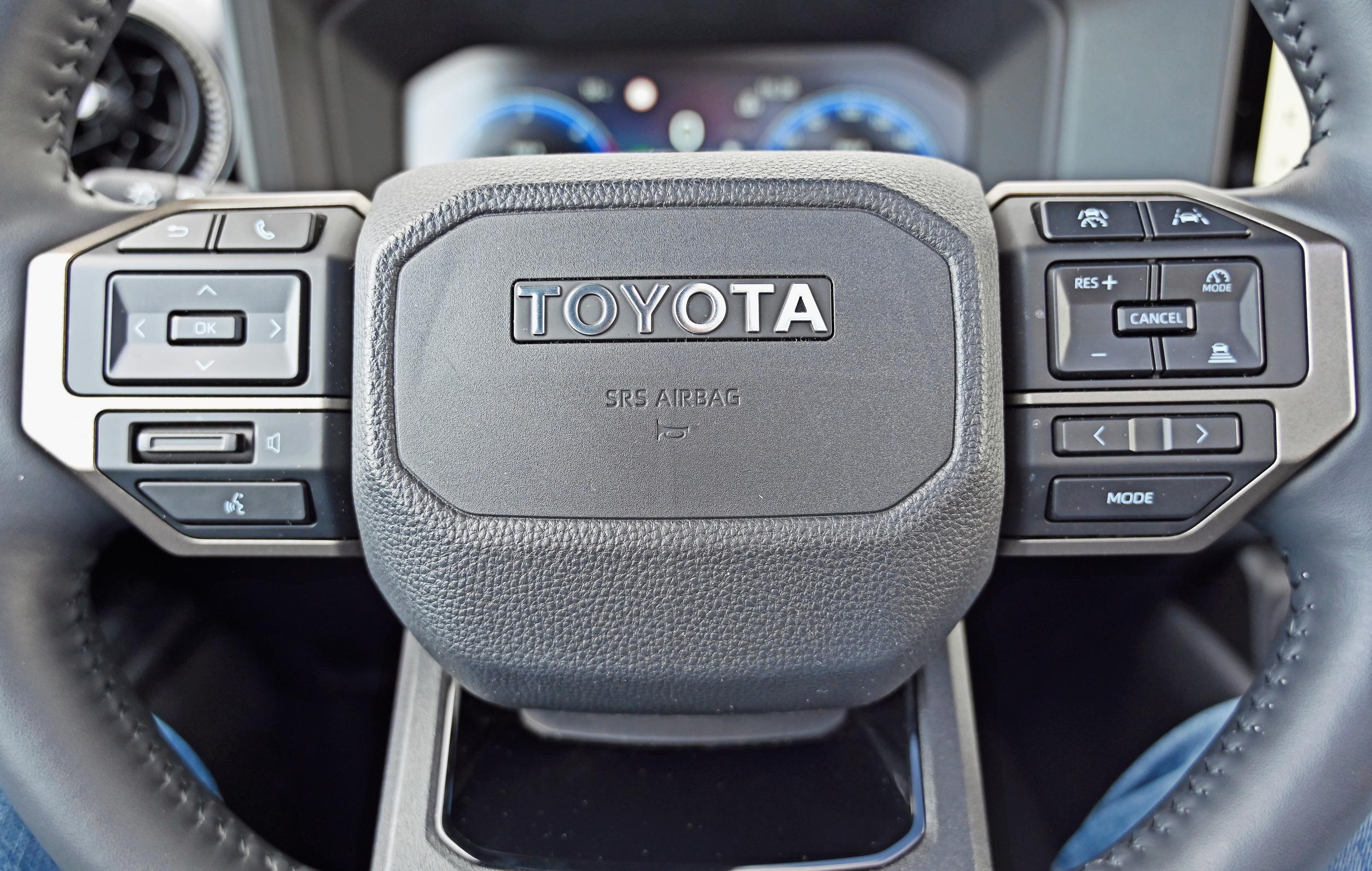 Uuden Toyota Land Cruiserin ohjauspyörässä ei ole lähdetty turhia kikkailemaan, vaan molemmin puolin tapaa perinteisiä, varmatoimisia painikkeita. Ohjauspyörän kehä on sopivan paksu.
