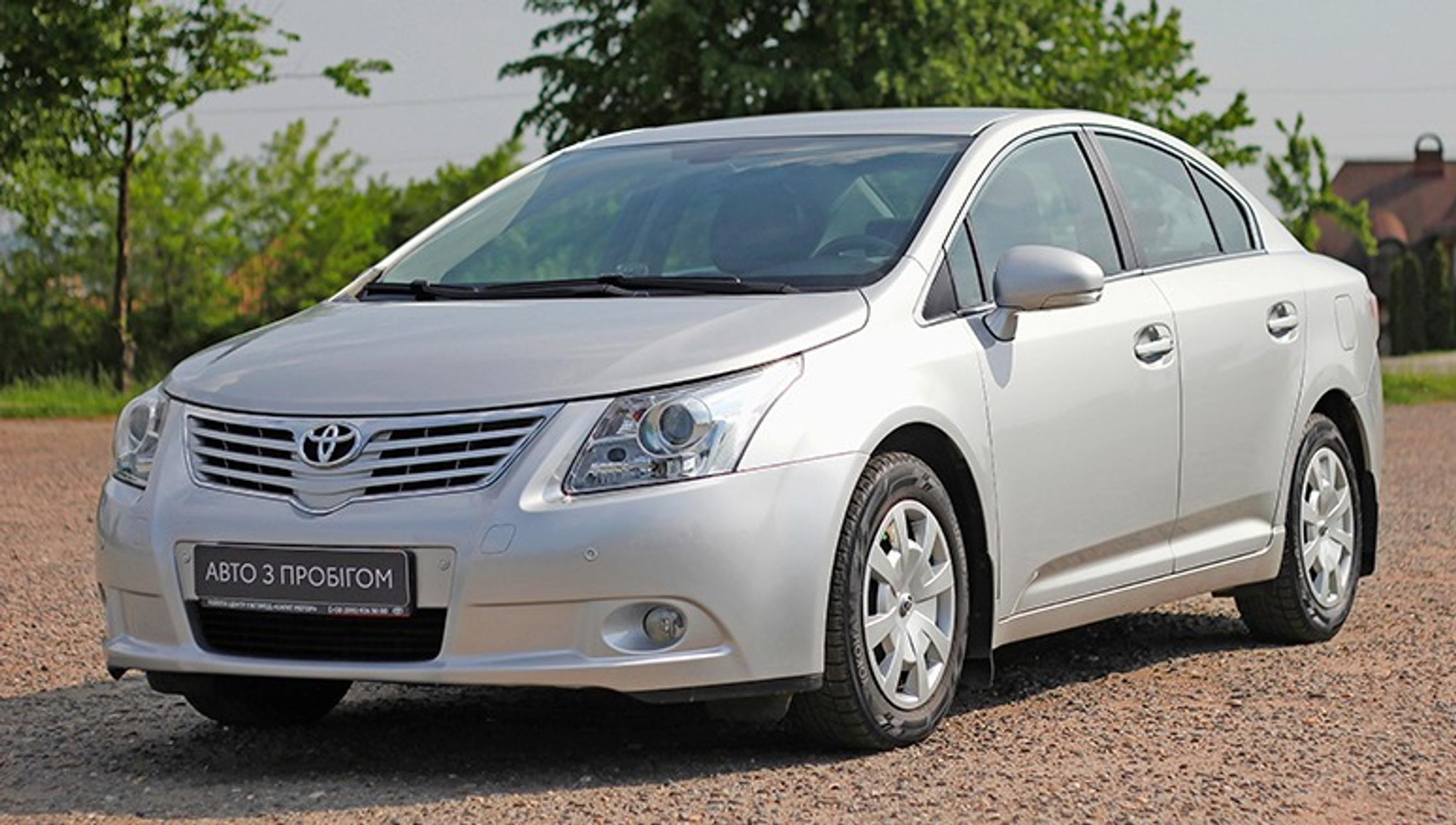 Toyota Avensis kuului pitkään suosituimpien Toyota-mallien joukkoon. Parikymmentä vuotta sitten katumaasturibuumi ei ollut vielä päässyt täyteen vauhtiinsa, joten perinteiselle sedanillekin riitti kysyntää.