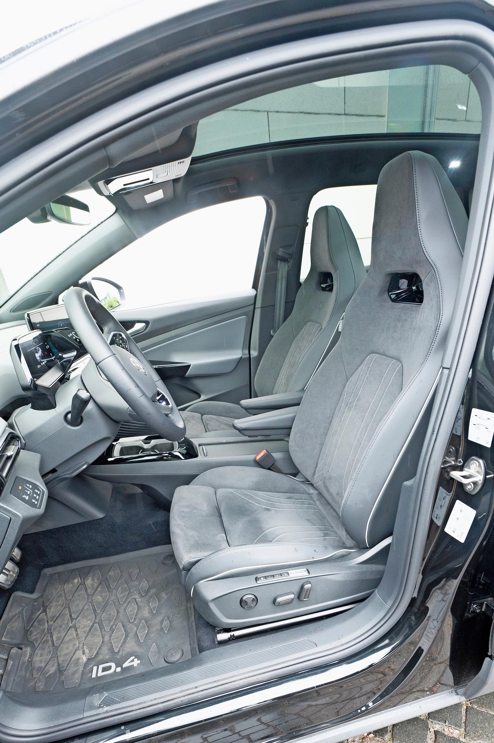 Volkswagen ID.4:n korkeilta etuistuimilta on hyvä näkyvyys.