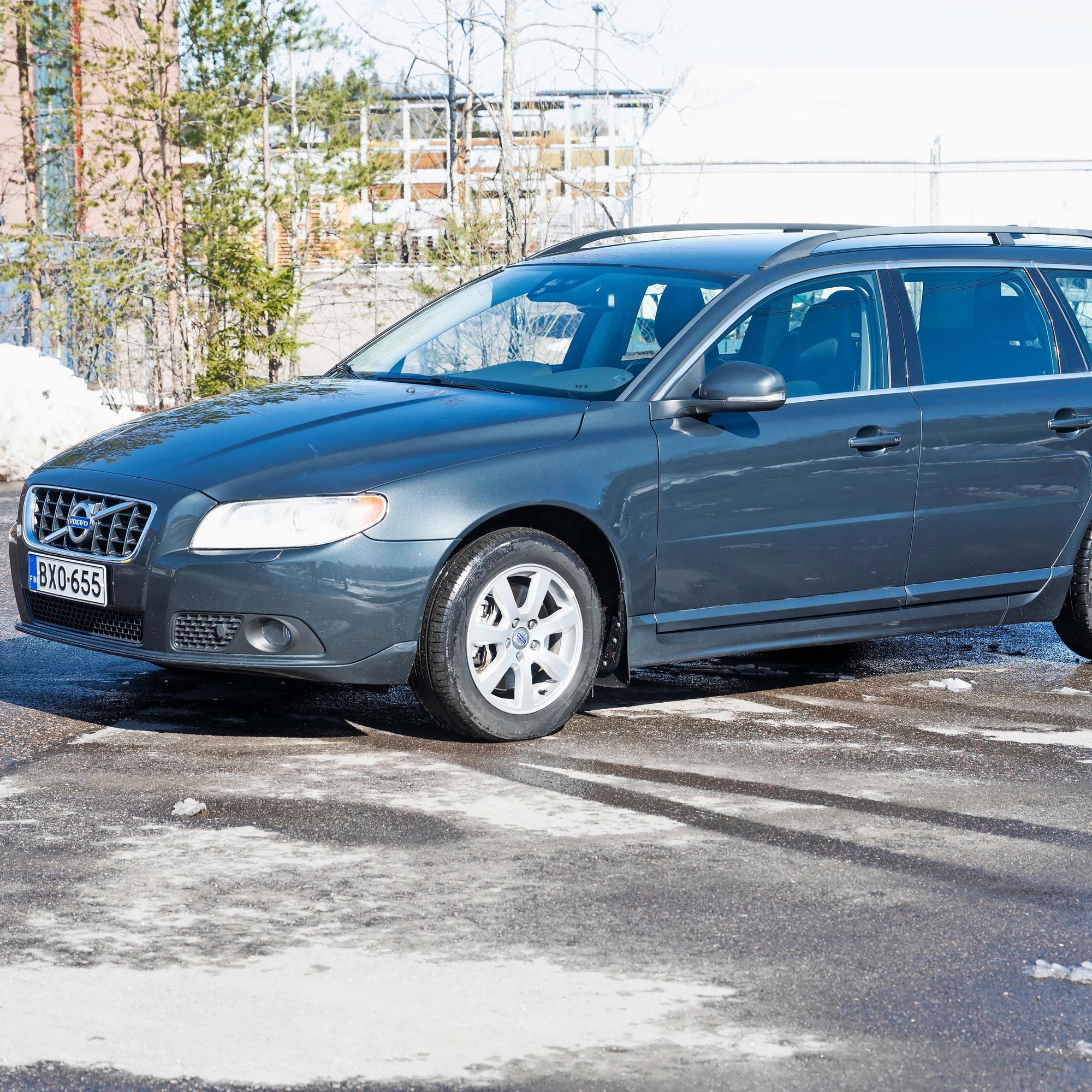Volvo V70 vm. 2012 – Tämä erikoistapaus kulkee sekä viinan voimalla että bensalla – 250 000 kilometristä huolimatta hyväkuntoinen Ruotsin tuliainen