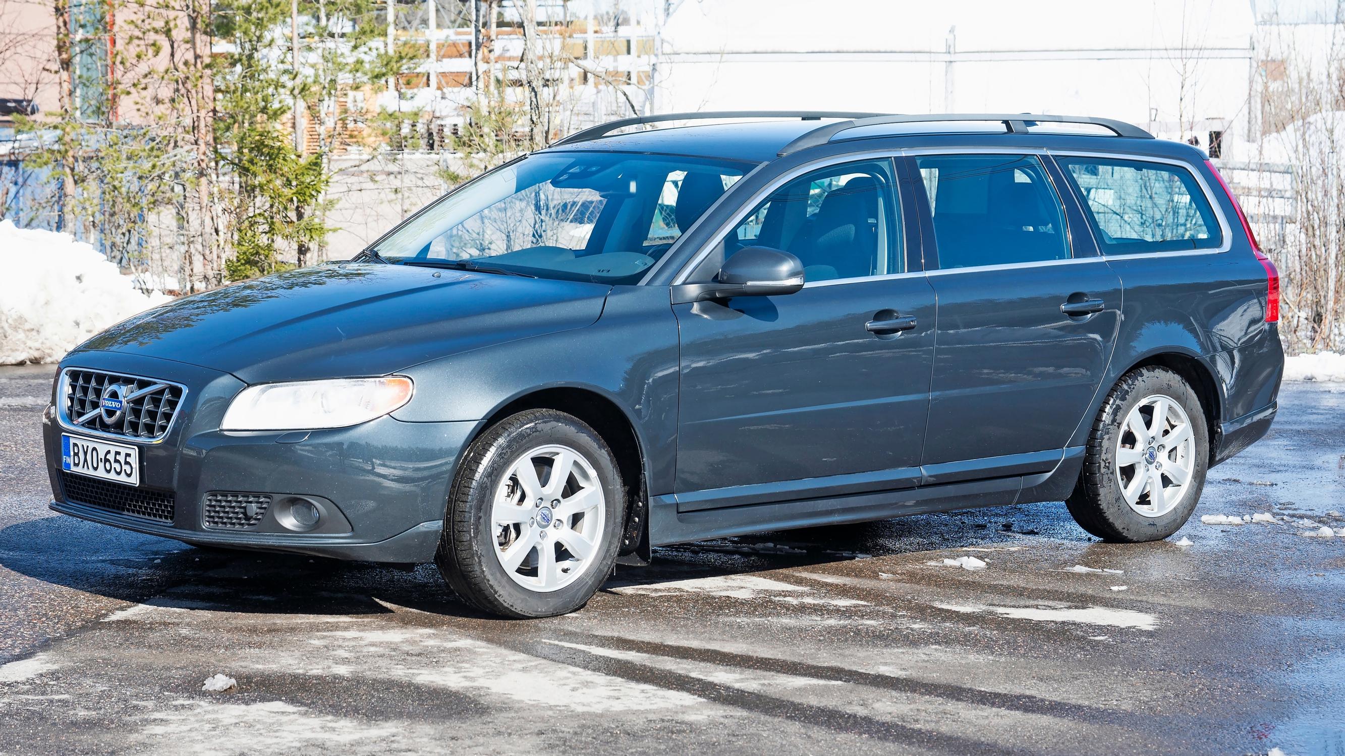Volvo V70 vm. 2012 – Tämä erikoistapaus kulkee sekä viinan voimalla että bensalla – 250 000 kilometristä huolimatta hyväkuntoinen Ruotsin tuliainen