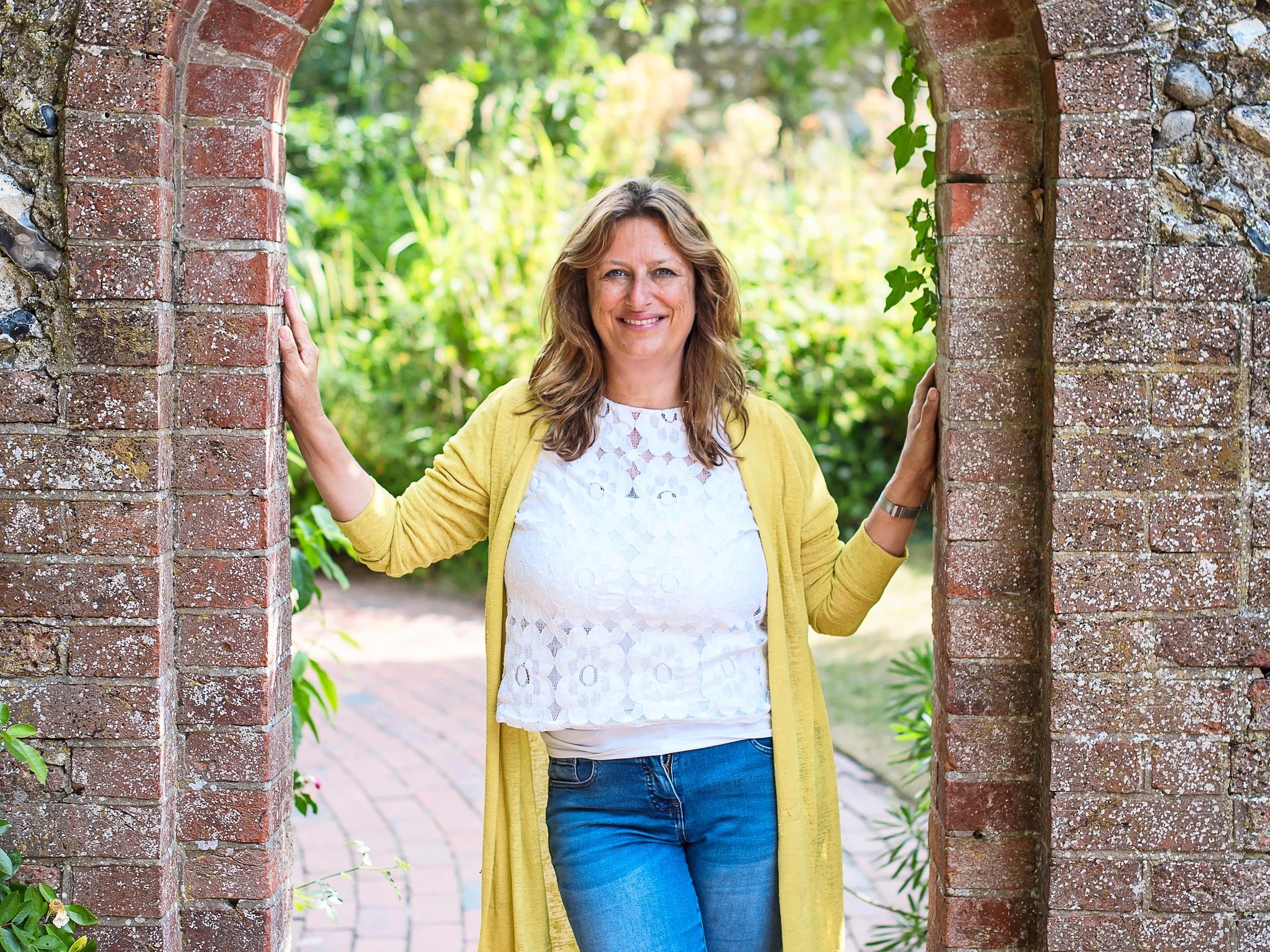 Soitimme Elly Griffithsille ja kysyimme, mikä teki tavallisesta naisesta viihteellisen rikoskirjallisuuden kuningattaren