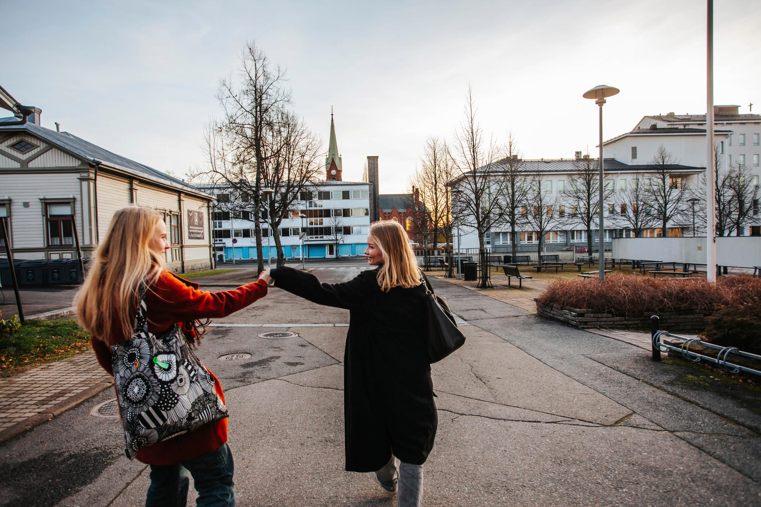 Miksi jäädä? Abiturienttiviisikko on saanut Mikkelistä hyvät eväät, mutta aikoo syödä ne muualla
