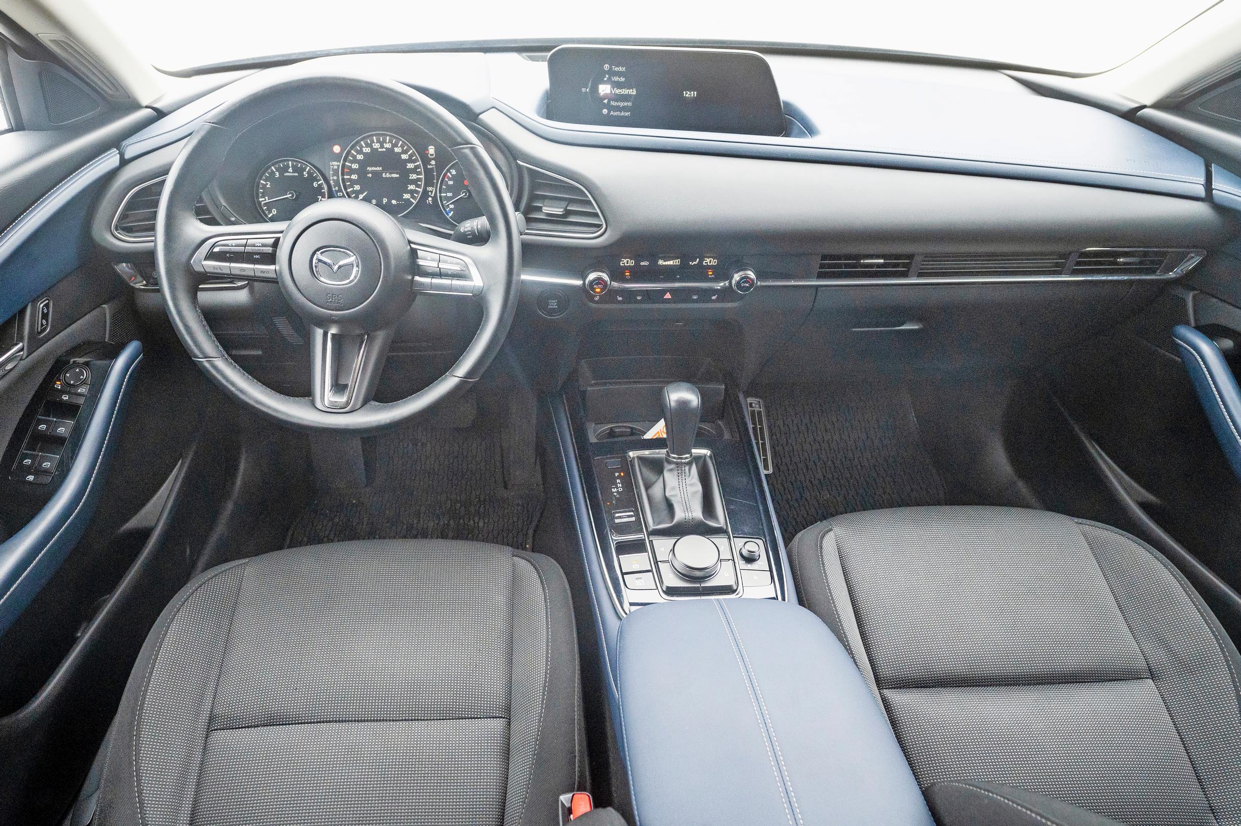 Mazda CX-30:n kojelauta on muotoiltu aistikkaasti.