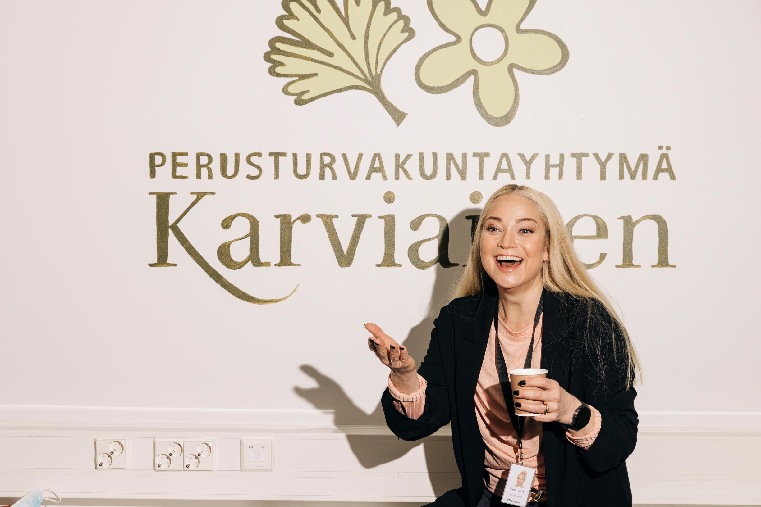 Pippa Laukka nauraa.