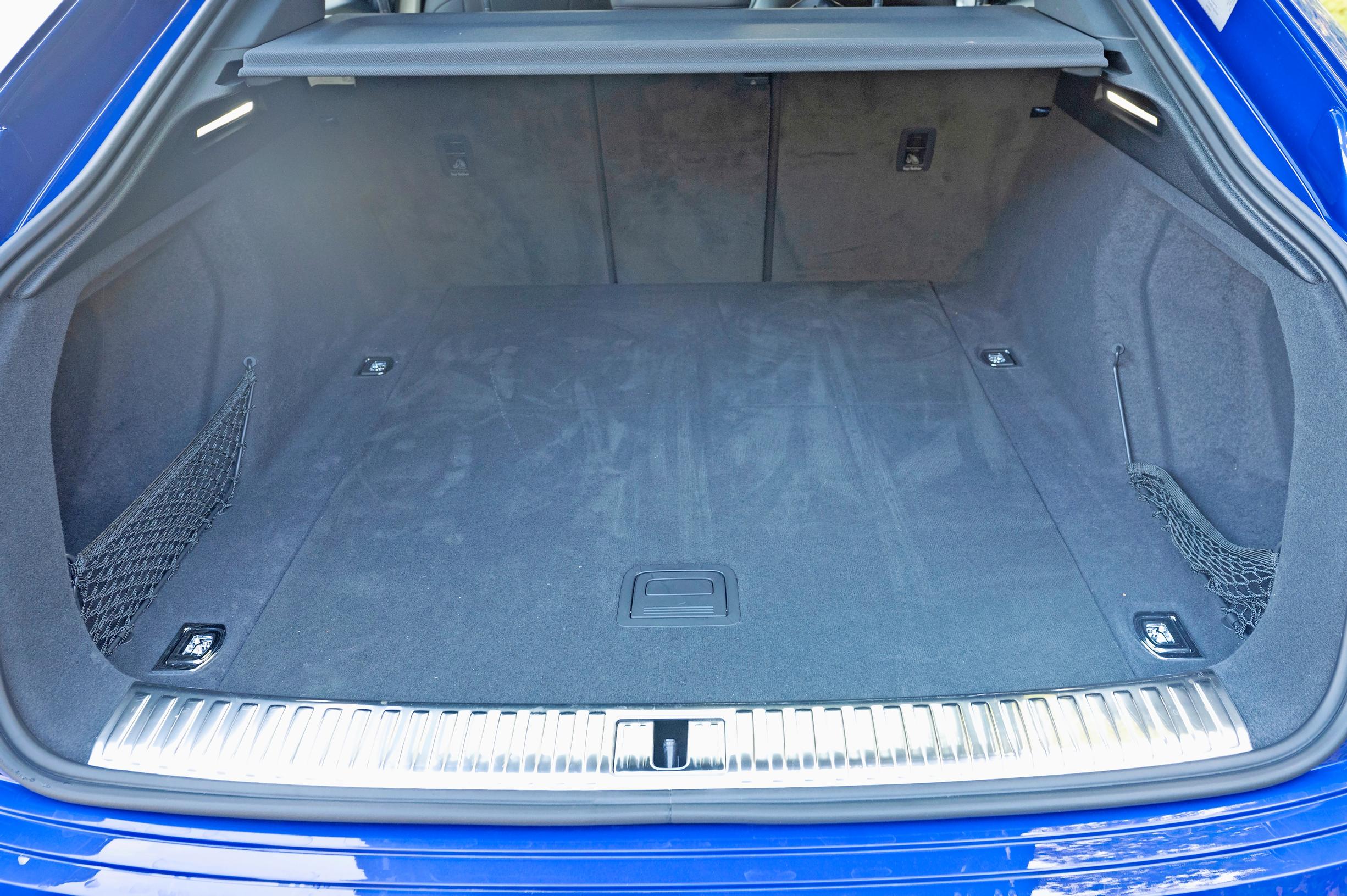 Audi SQ8:n yli 500-litrainen tavaratila on riittävän iso ja selkeämuotoinen. 