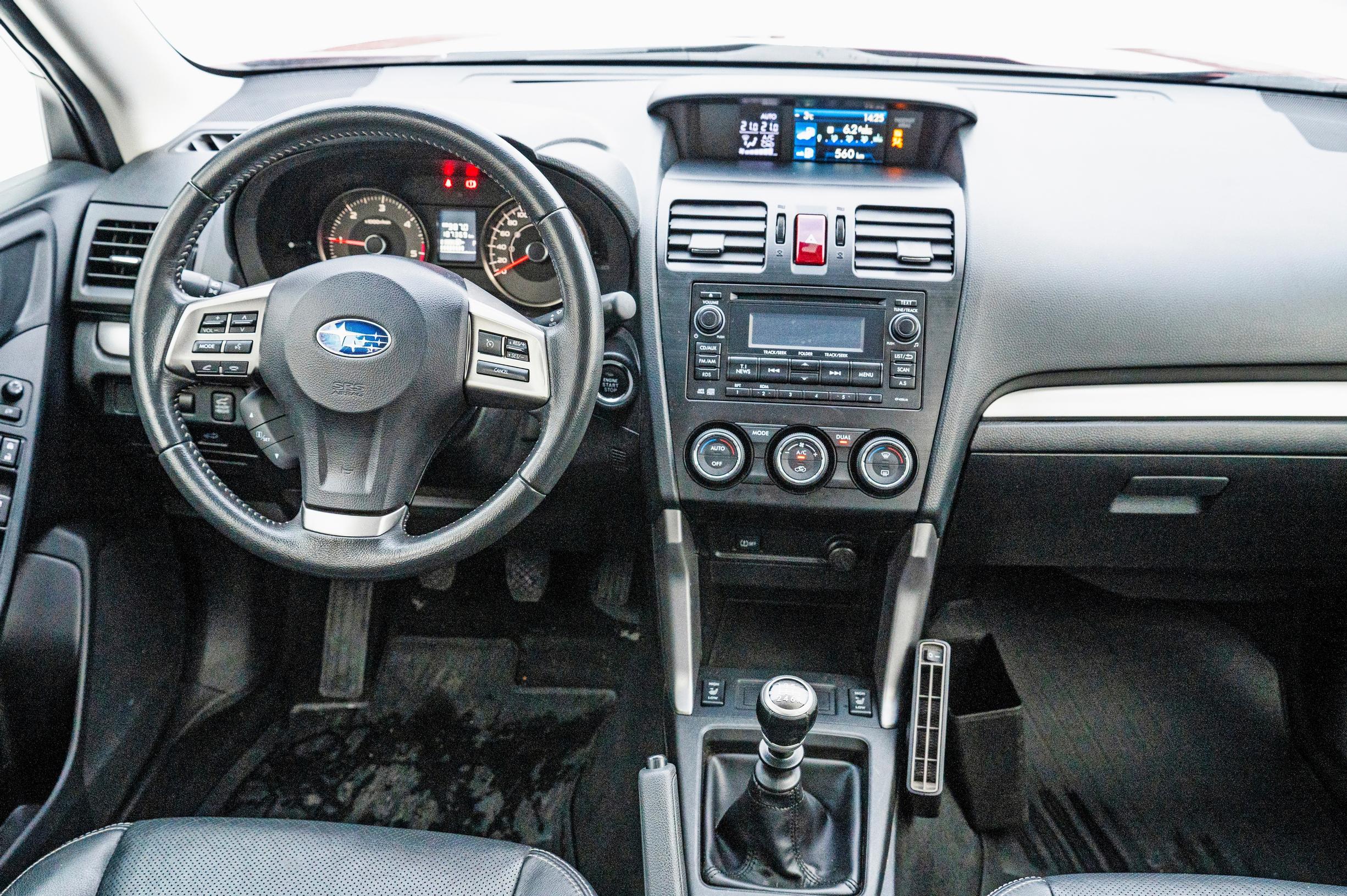 Subaru Foresterin kojelauta on selkeä, mutta hiukan muovisen makuinen. Sisälämmitin näkyy vaihdekepin vieressä.