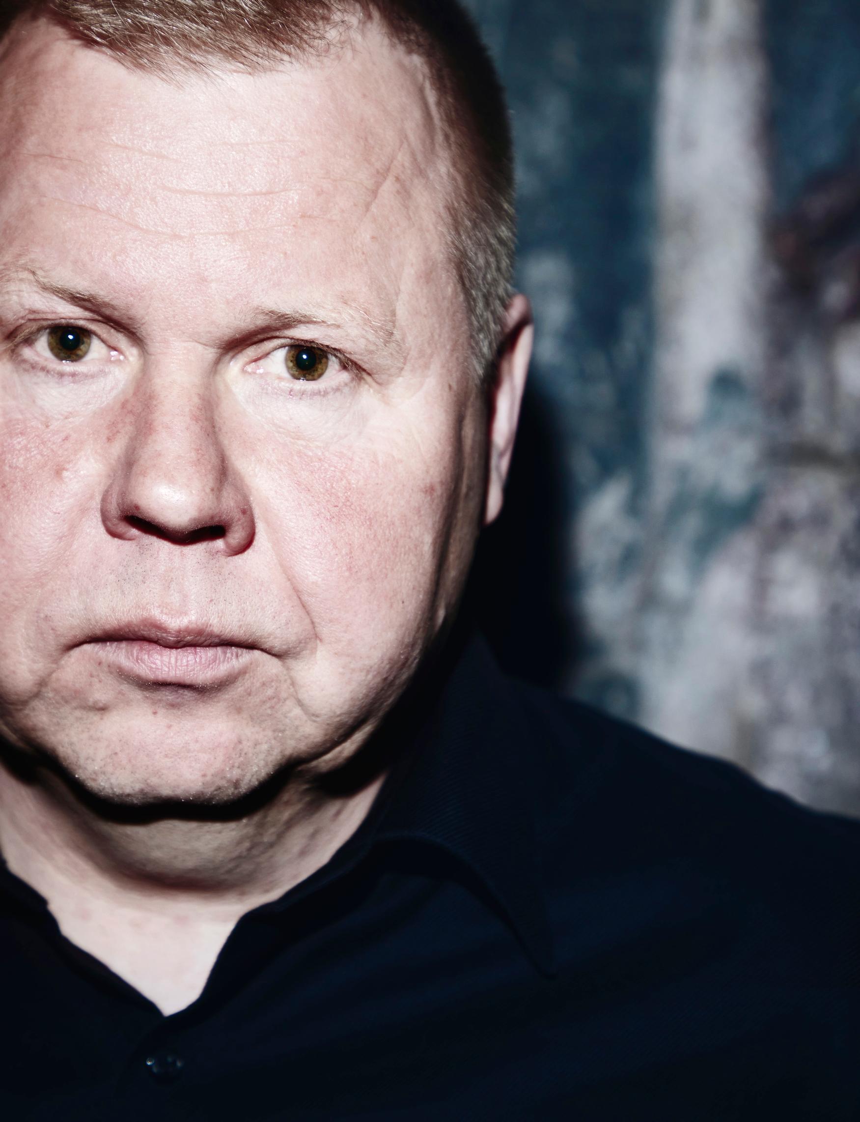 Pekka Mykkänen kuvaa kirjassaan myös muiden sosiaalisessa mediassa murjottujen kohtaloa, kuten Turun Sanomien toimittajan Rebekka Härkösen.