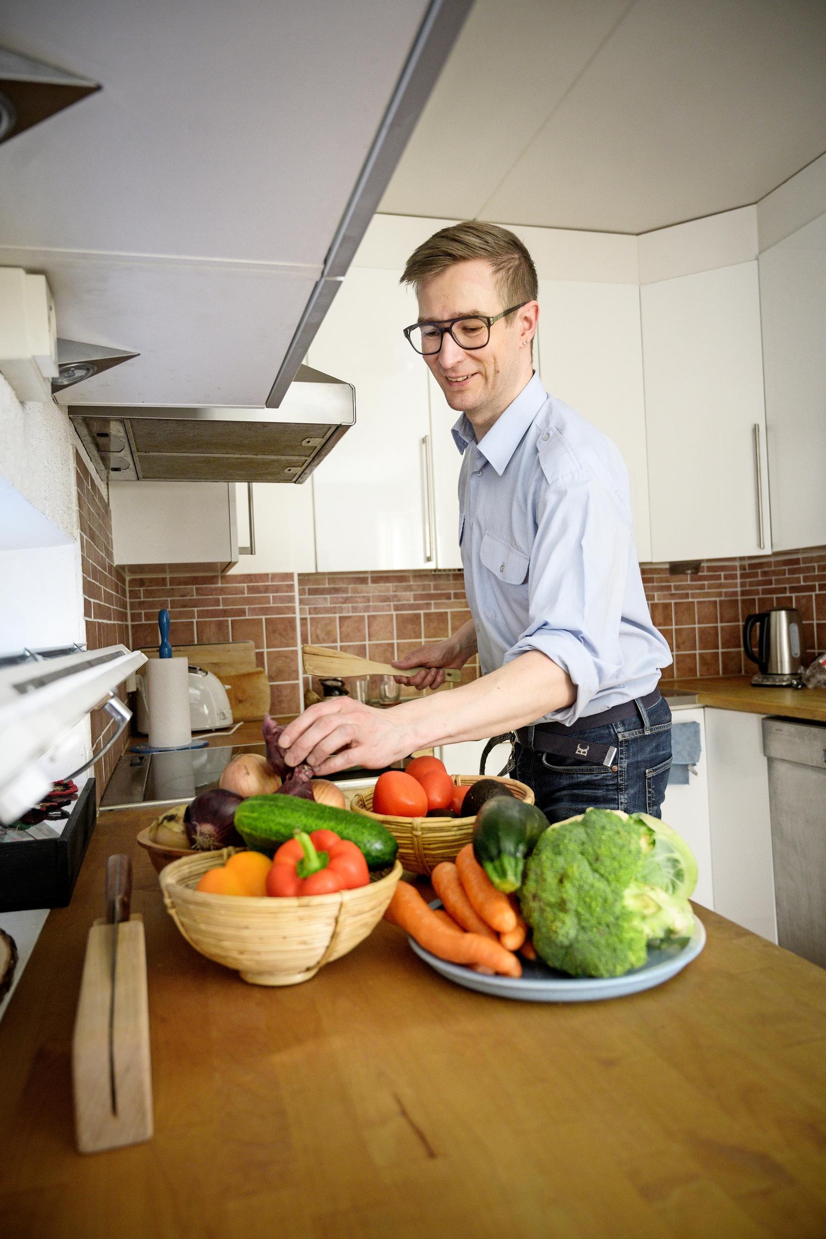 Oras Tynkkynen pyrkii nykyään lukemaan tuoteselosteet entistä tarkemmin välttääkseen PFAS-yhdisteille altistumista. – Olen aika huono tekemään ruokaa, Oras Tynkkynen myöntää. Hän turvautuu kiireisen arjen vuoksi usein valmisruokaan.