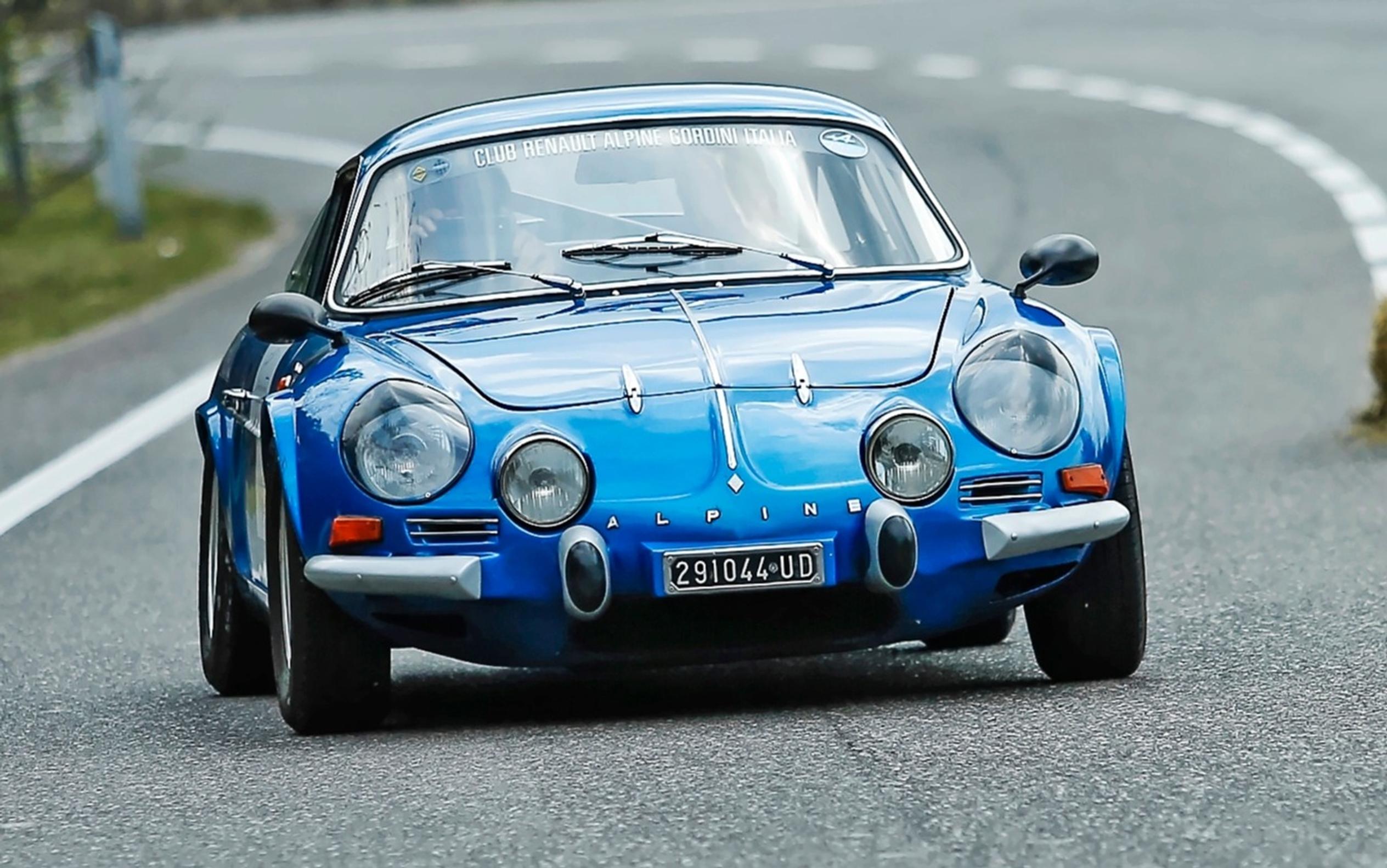 Renault-Alpine A110 oli 1960-luvun lopulla ja seuraavan vuosikymmenen alussa suosittu kilpuri niin radoilla kuin ralleissa. Komeimmillaan juuri tässä sinisen sävyssä.