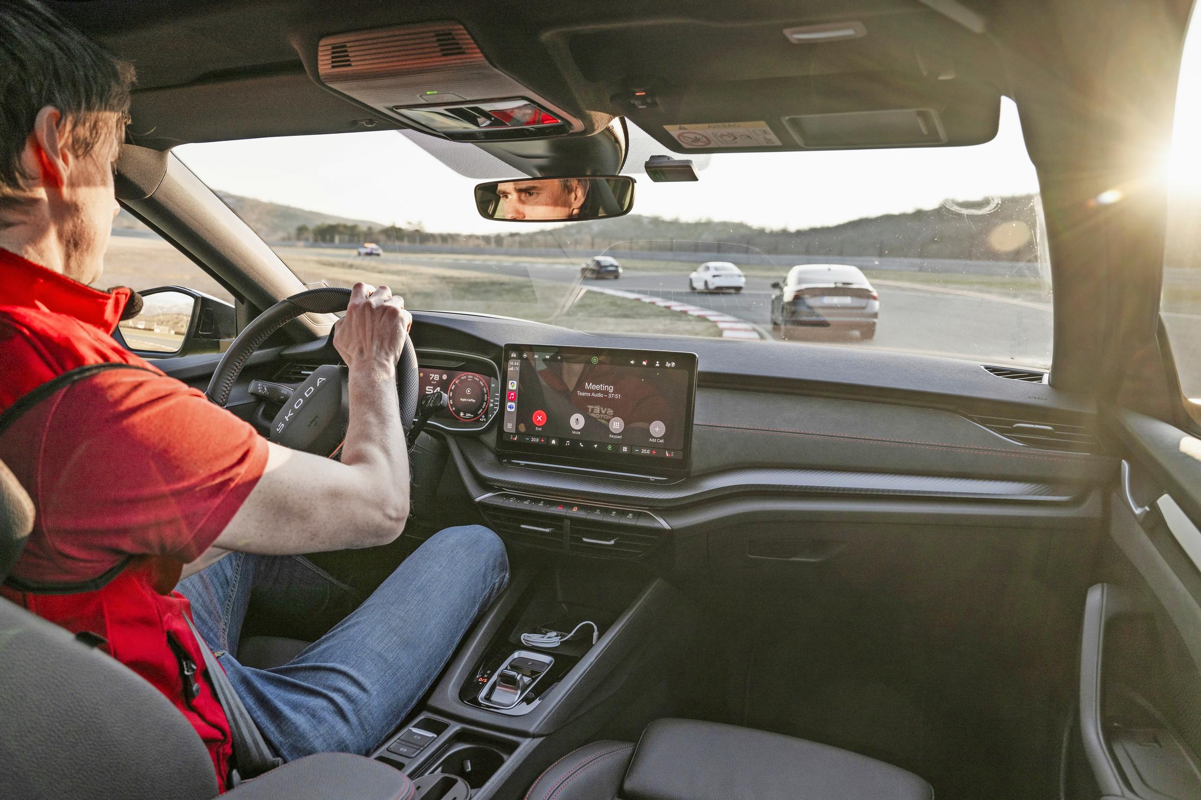 Škoda Octavia 2.0 TSI RS:n kuljettajan paikka on moderni, ergonominen ja isosta kosketusnäytöstä huolimatta kohtuullisen esteettinen.