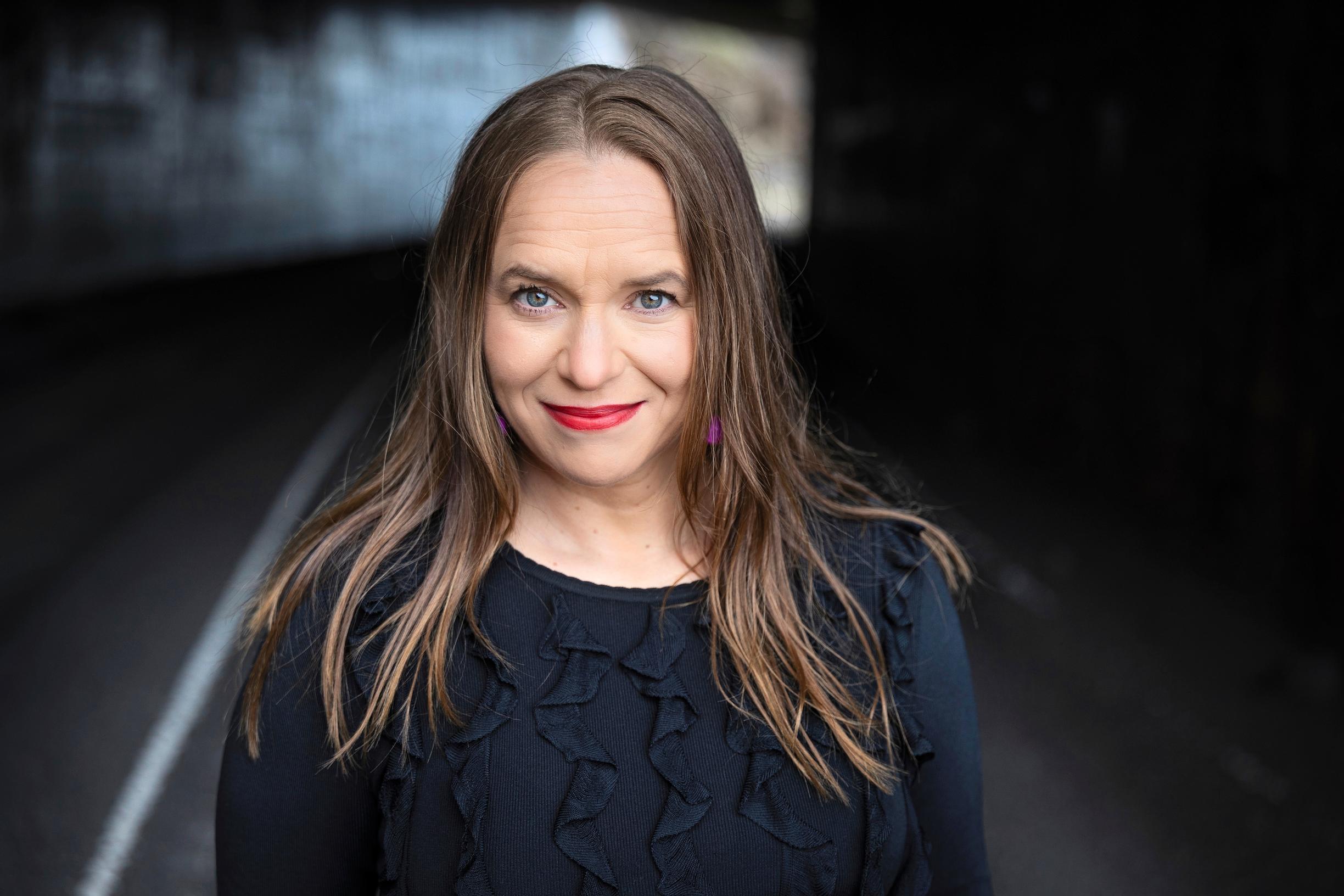 Satu Rämö: ”Tapahtuu kamalia asioita, ja osa ihmisistä seisoo tumput suorina” – suosikkikirjailija ei aio antaa äijille valtaa