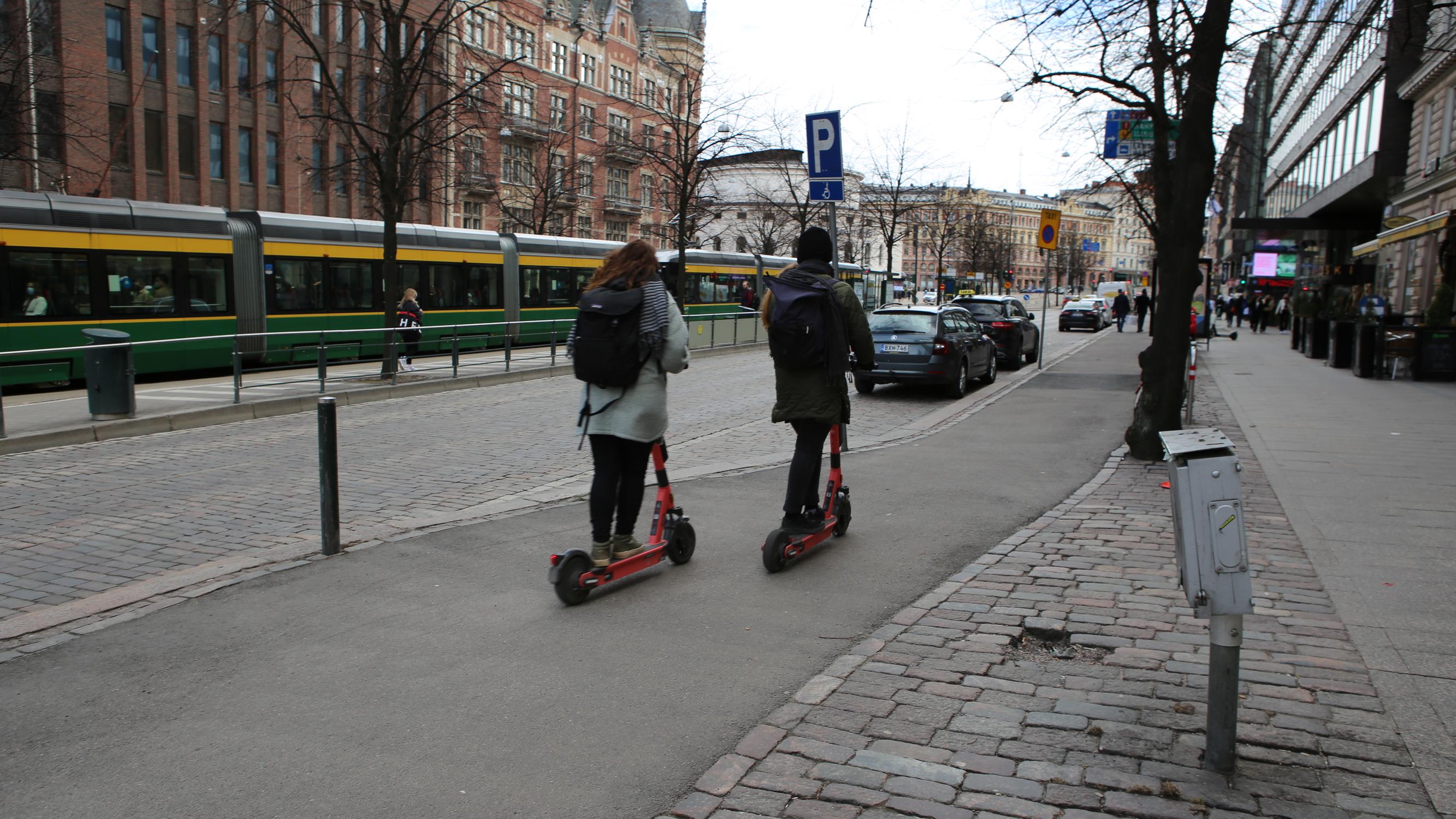 Sähköpotkulautabisnes on villi länsi – kaupungilta ei tarvita lupaa toimintaan – ongelmiin puuttumisen keinot vähäiset