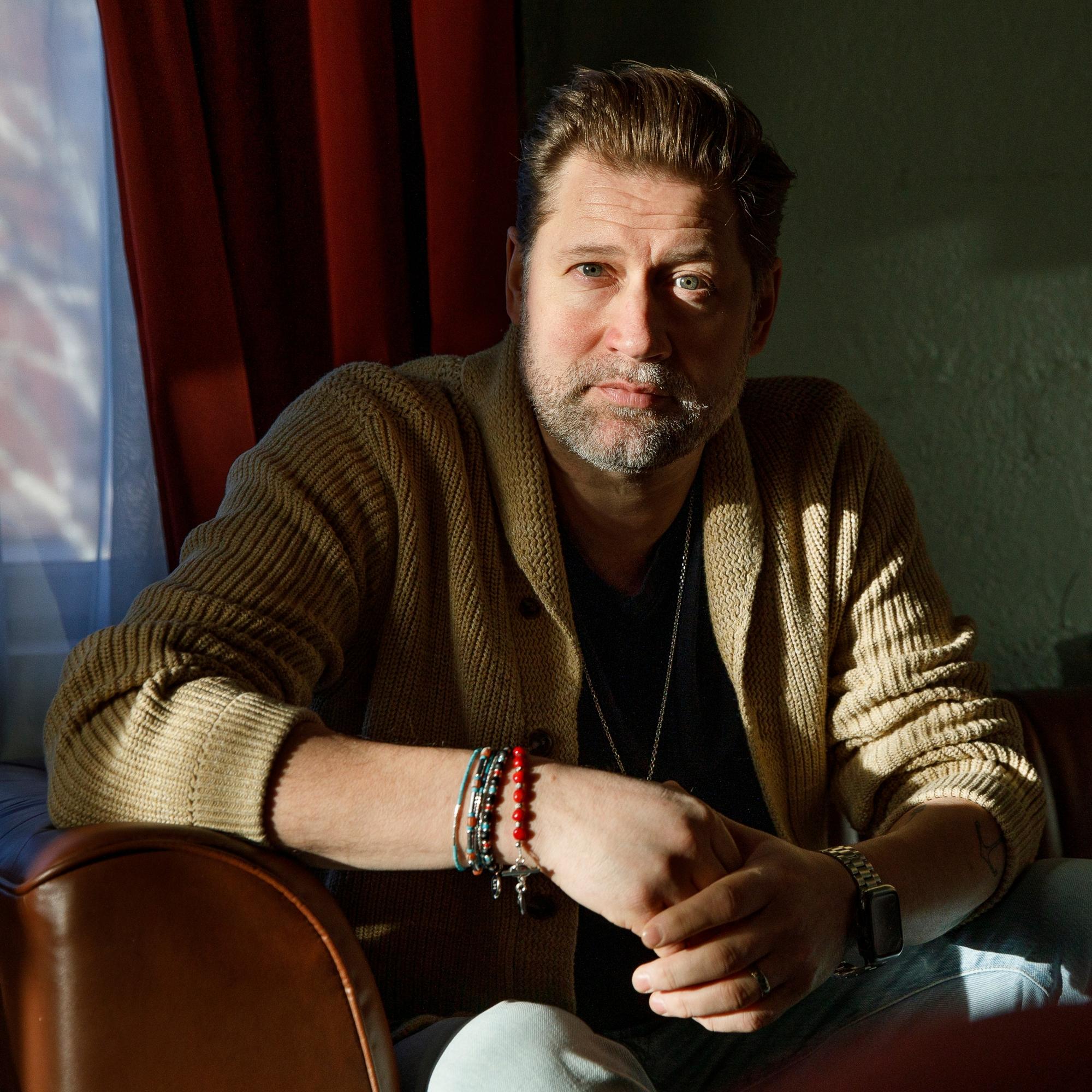 Näyttelijä Lari Halmeen tekemiä rannekoruja näkee jo muotikuvissa pitkin maailmaa – ”Eläkehaaveeni on vuokrata liiketila Roomassa ja elättää itseni koruilla”