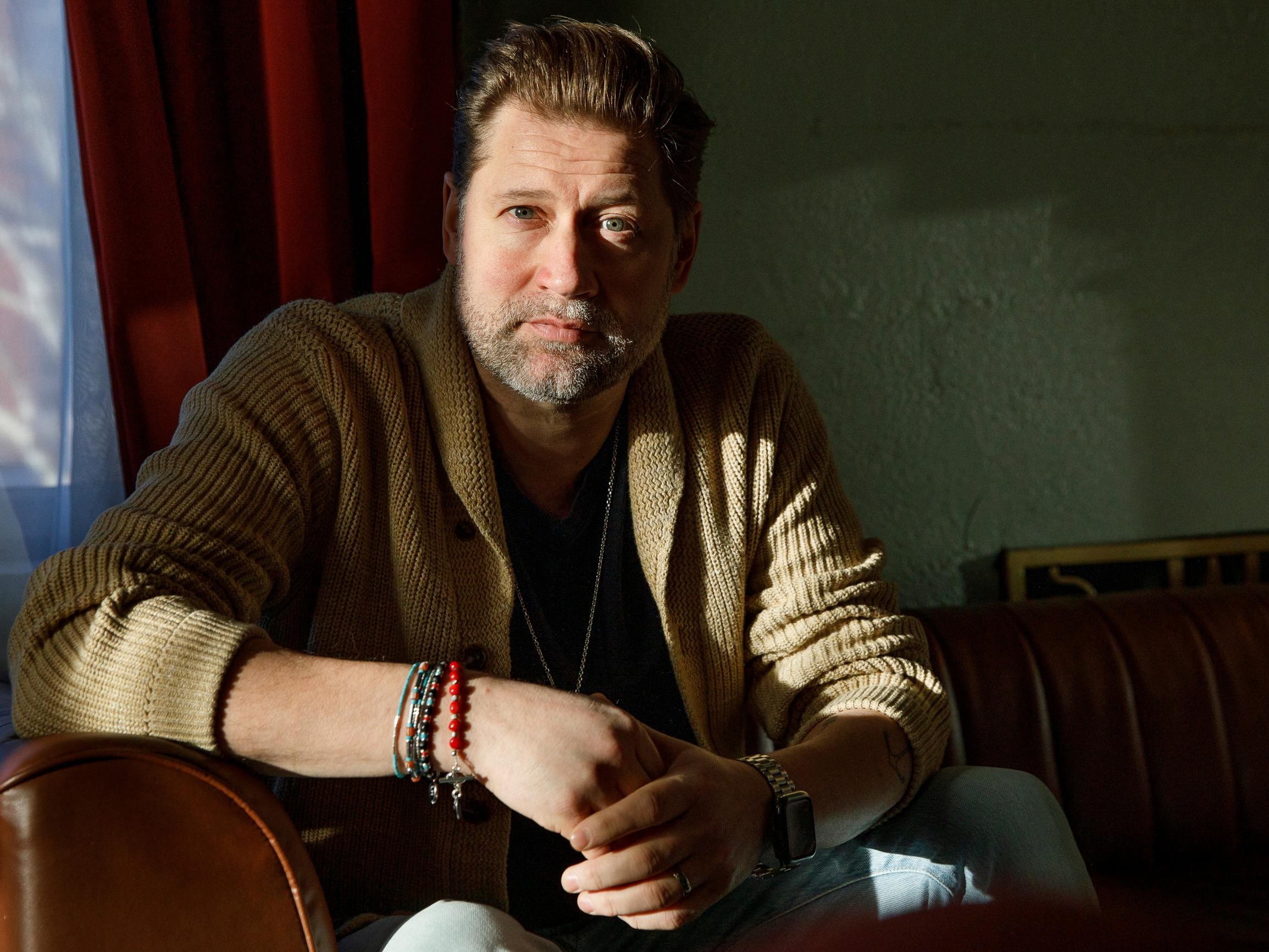 Näyttelijä Lari Halmeen tekemiä rannekoruja näkee jo muotikuvissa pitkin maailmaa – ”Eläkehaaveeni on vuokrata liiketila Roomassa ja elättää itseni koruilla”