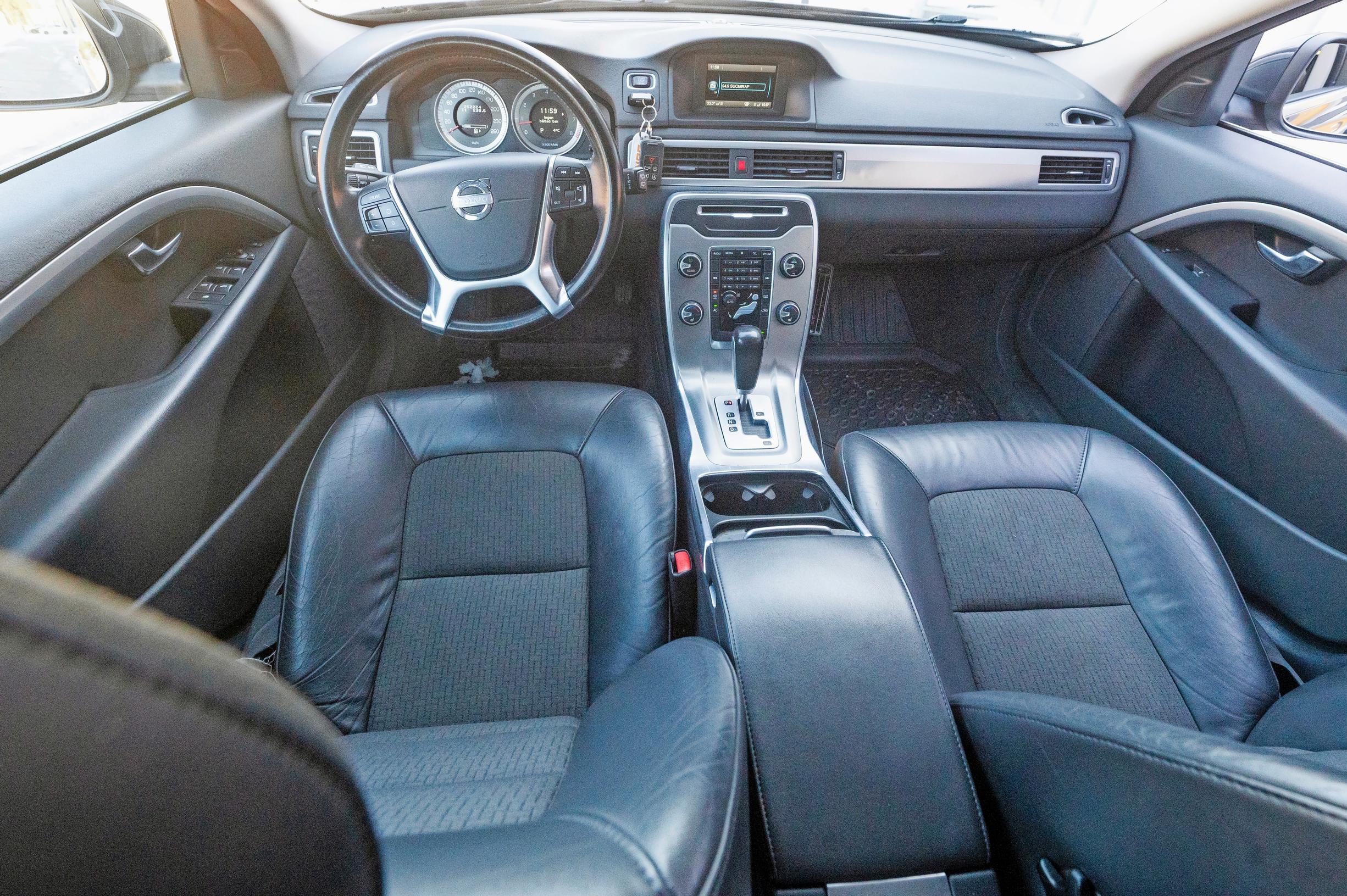 Volvo V70:n kojelauta yksinkertaisen selkeä ajalta ennen hipaisukytkimiä. Ennen oli paremmin!