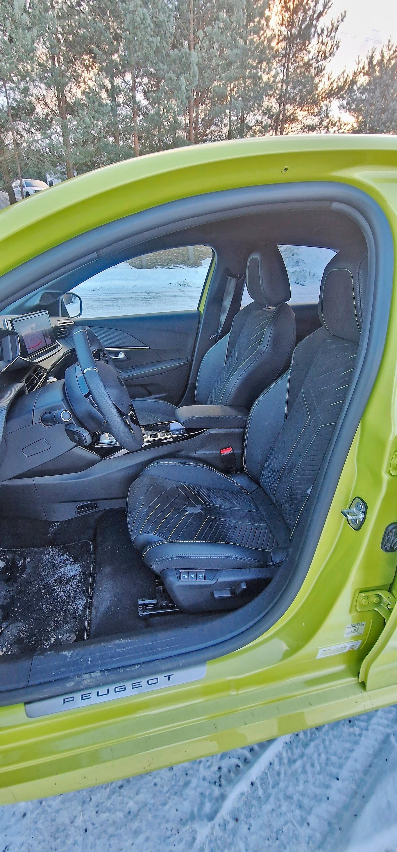 Peugeot e-208:n tyylikkäät alcantara-penkit miellyttävät silmää ja tukevat hyvin vartaloa.