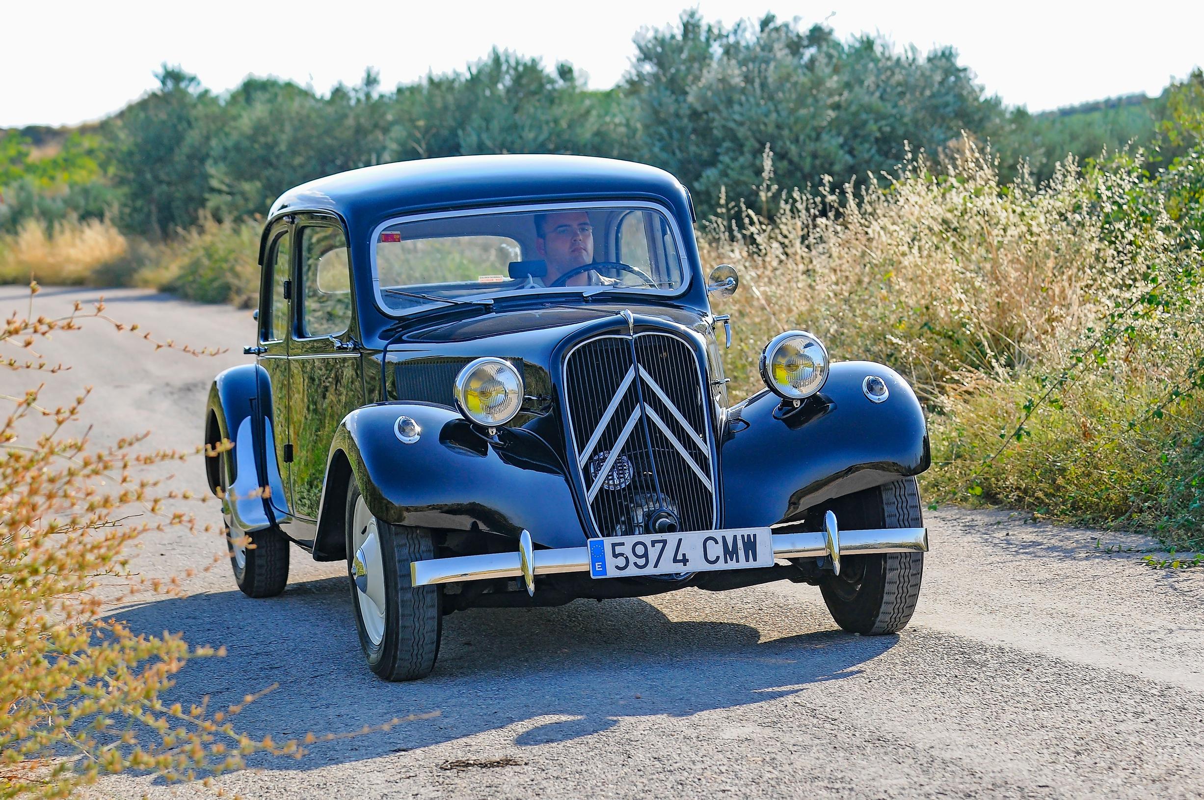 Citroën Traction Avant: Tämä auto oli ensiesittelynsä aikaan 1930-luvulla todella mullistava uutuus siitä yksinkertaisesta syystä, että autossa oli etuveto.