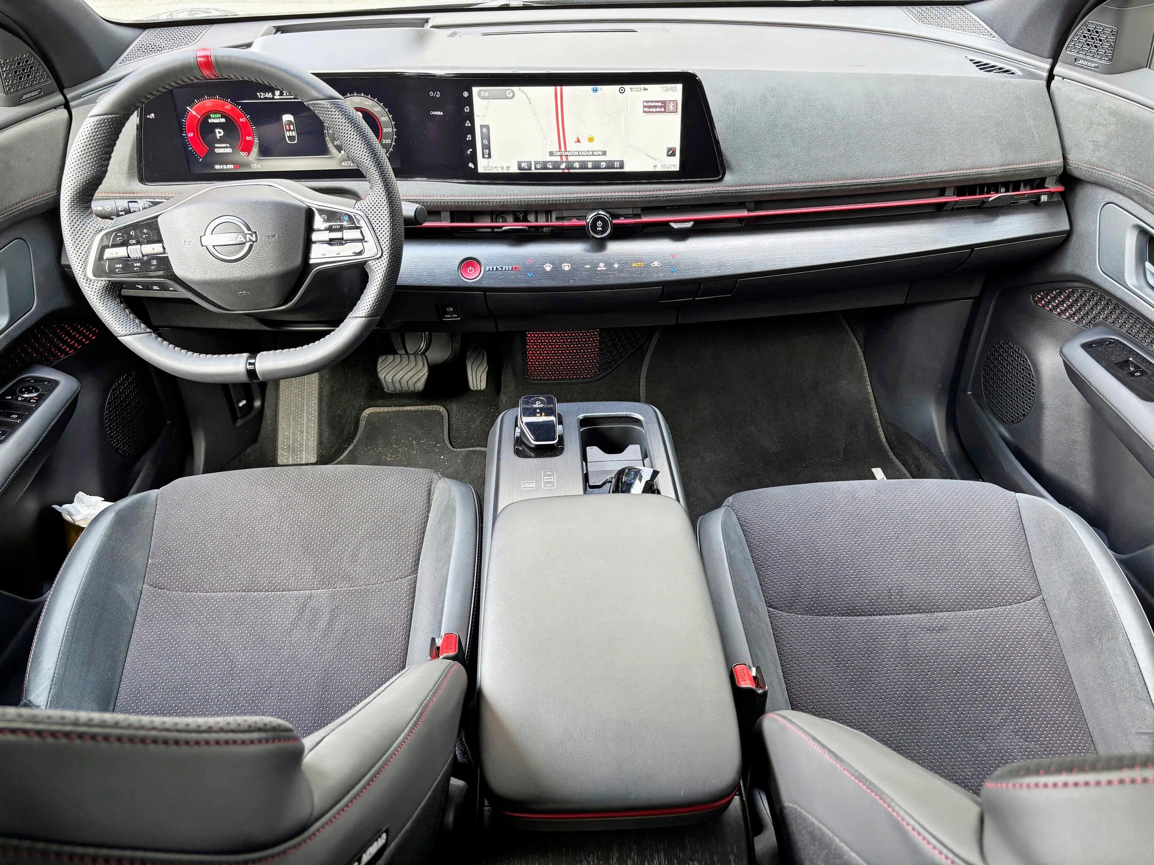 Nissan Ariya Nismon ohjaamo on moderni ja pienillä muotoilullisilla kikoilla somistettu. Tietoviihdenäyttö on harmillisen sekava.