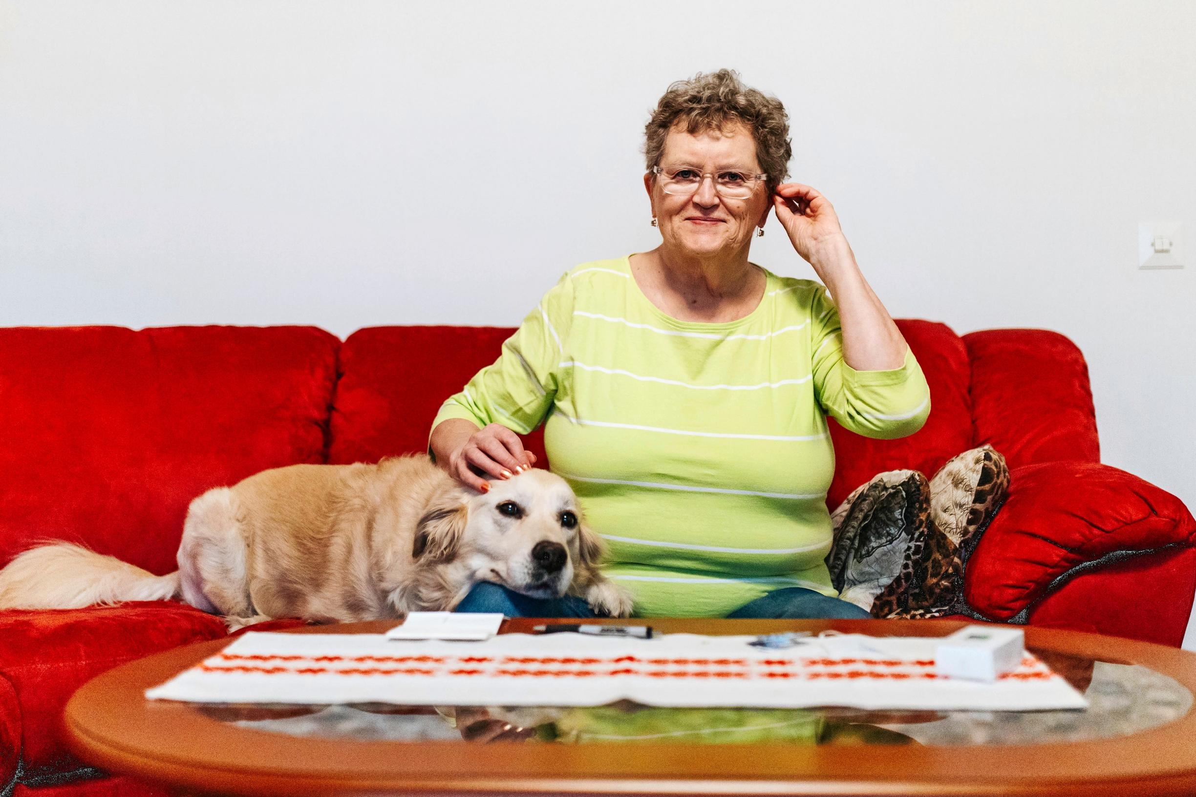 Hiukset rapisivat oudosti, kun Seija totutteli kuulokojeeseen – ”Lapsenlapset sanoivat, että mummo on kuin salainen agentti – kuulee seinienkin läpi”