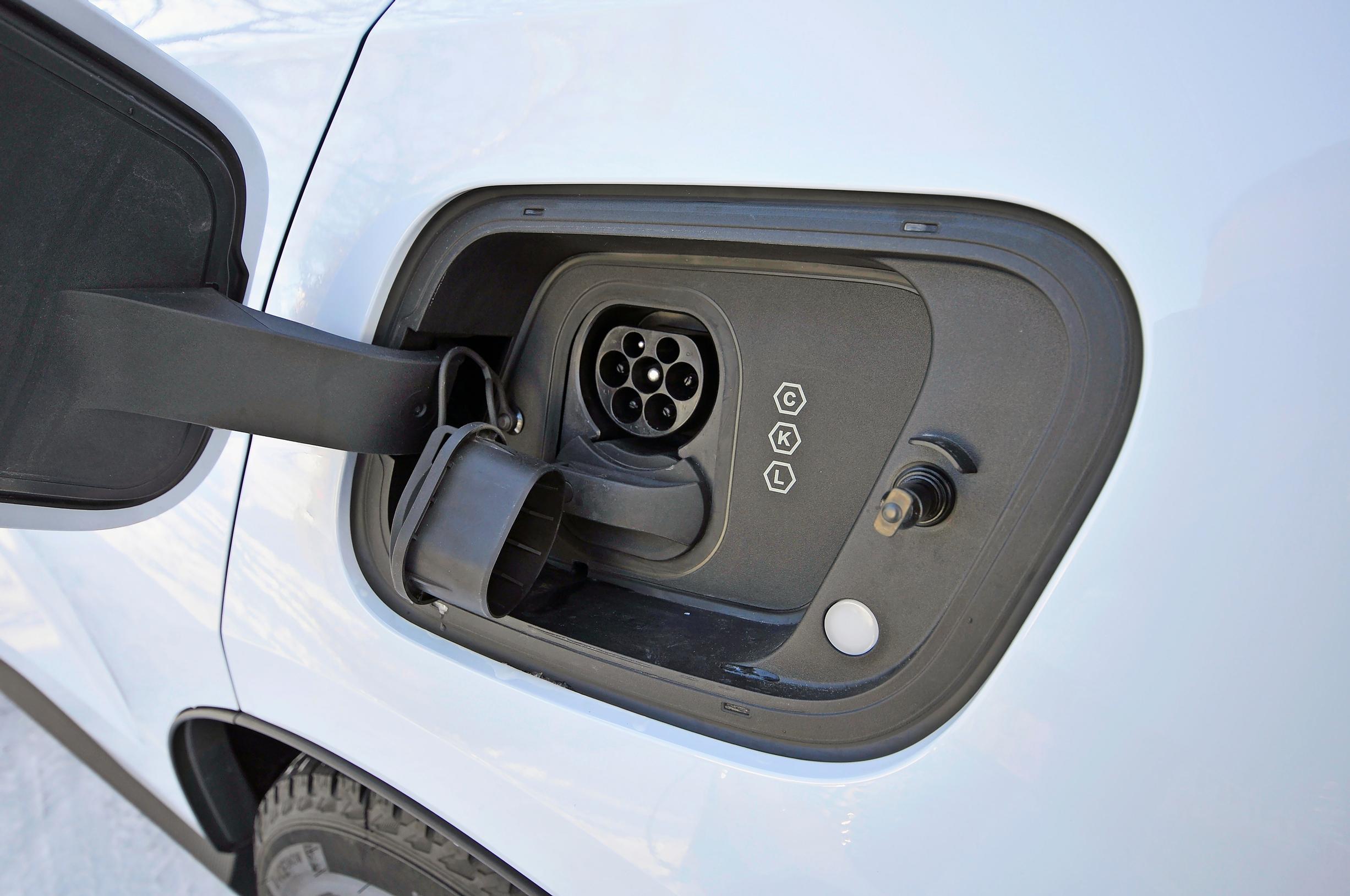 Volvo EX30:n latausluukku sijaitsee kuljettajan puolen takapyörän päällä. Suojakupit ovat manuaaliset.
