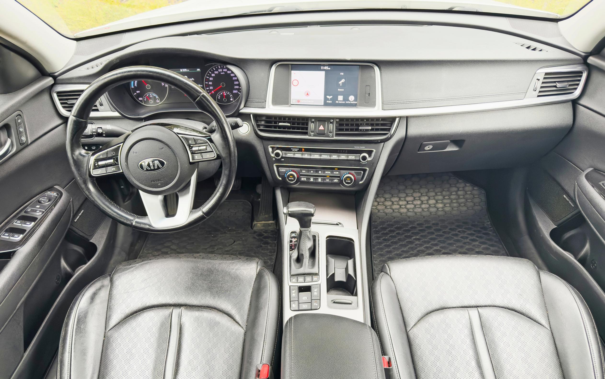 Kia Optiman kojelauta on moderni. Jopa keskinäyttökin löytyy.