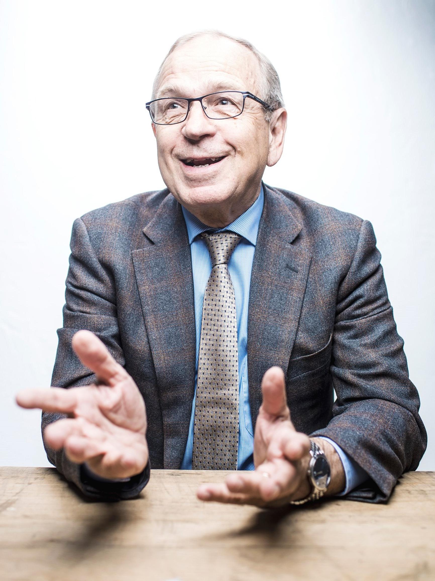 Taiteilija Anna Retulaista kadutti, että suostui maalaamaan muotokuvan Erkki Liikasesta, sillä mies on kuin liukas saippua - sitten Liikanen avasi makeislaatikon ja luki rakkauskirjeitään 51 vuoden takaa