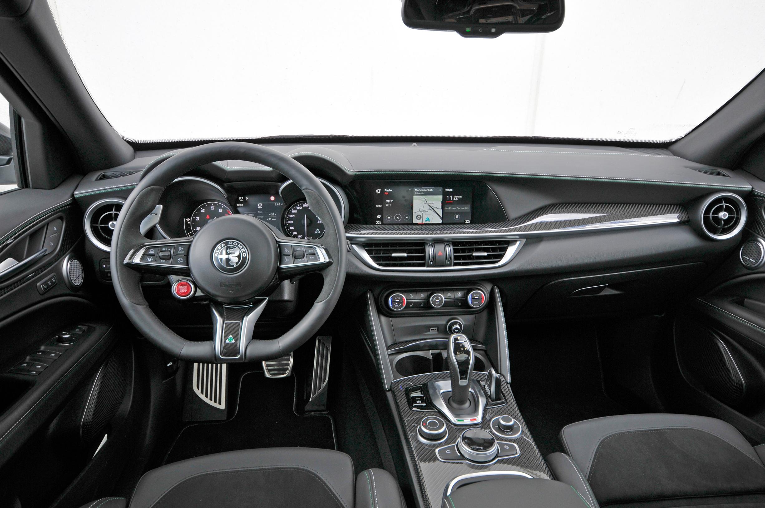 Alfa Romeo Stelvio Quadrifoglio ohjaamo
